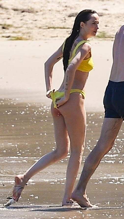 5BMQ5D_Dakota_Johnson___Bikini_in_Malibu_06232024_01.jpg