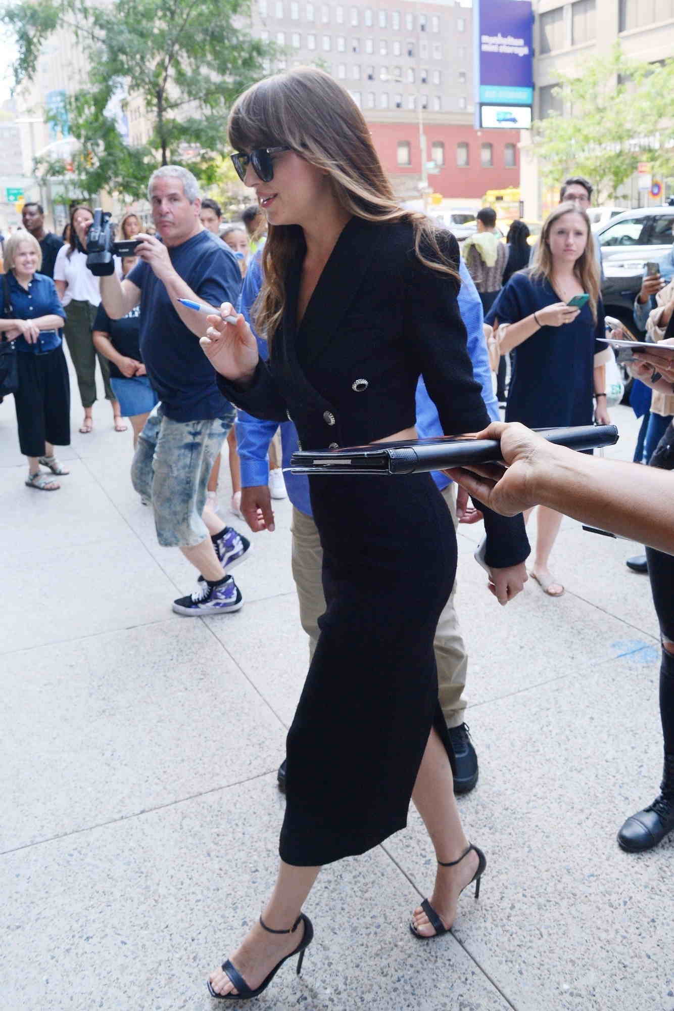 Arrives_to_a_radio_station_in_New_York_-_August_74.jpg Arrives_to_a_radio_station_in_New_York_-_August_74.jpg