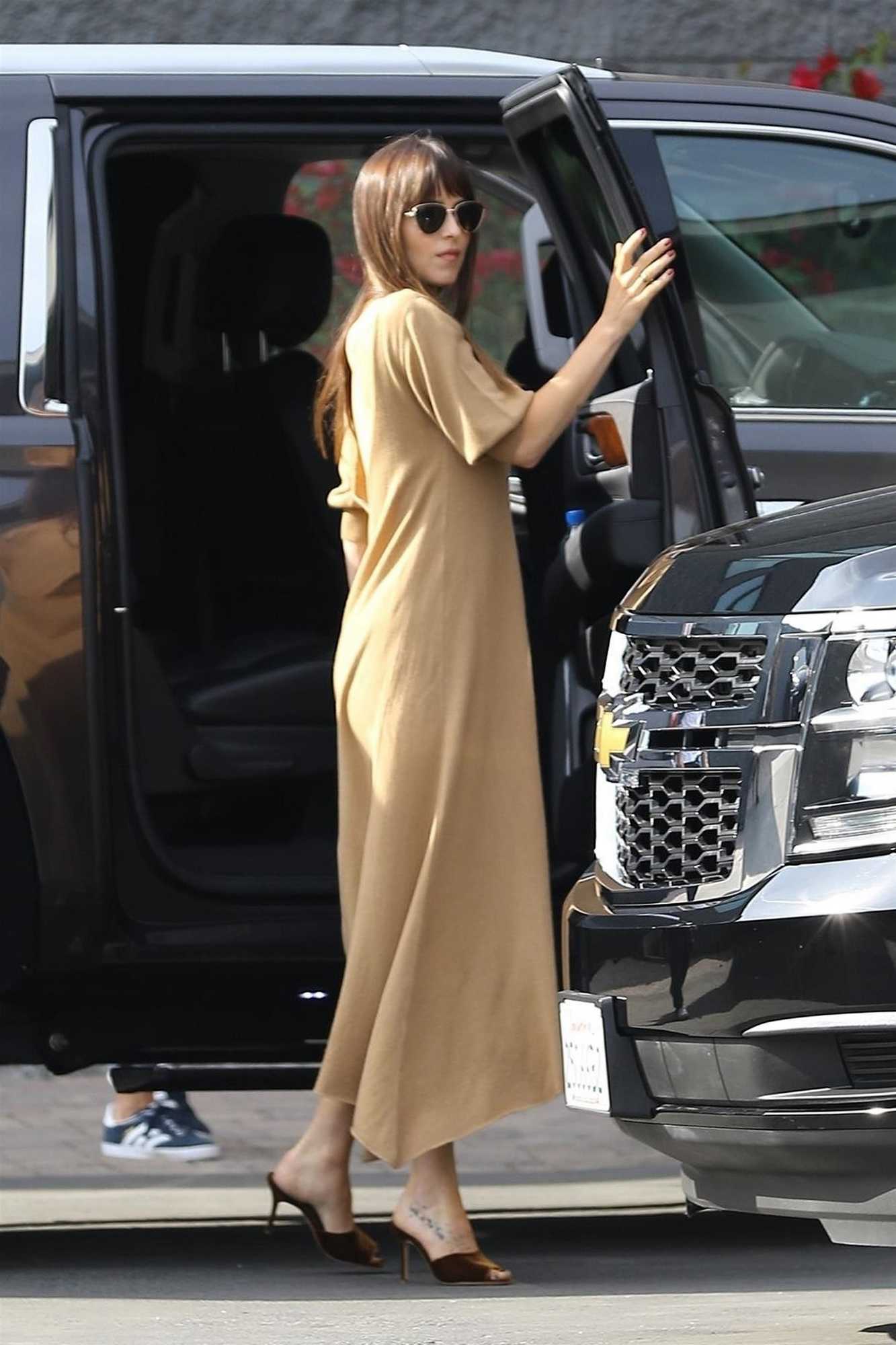 Arriving_at_a_studio_in_Hollywood_-_November_175.jpg Arriving_at_a_studio_in_Hollywood_-_November_175.jpg