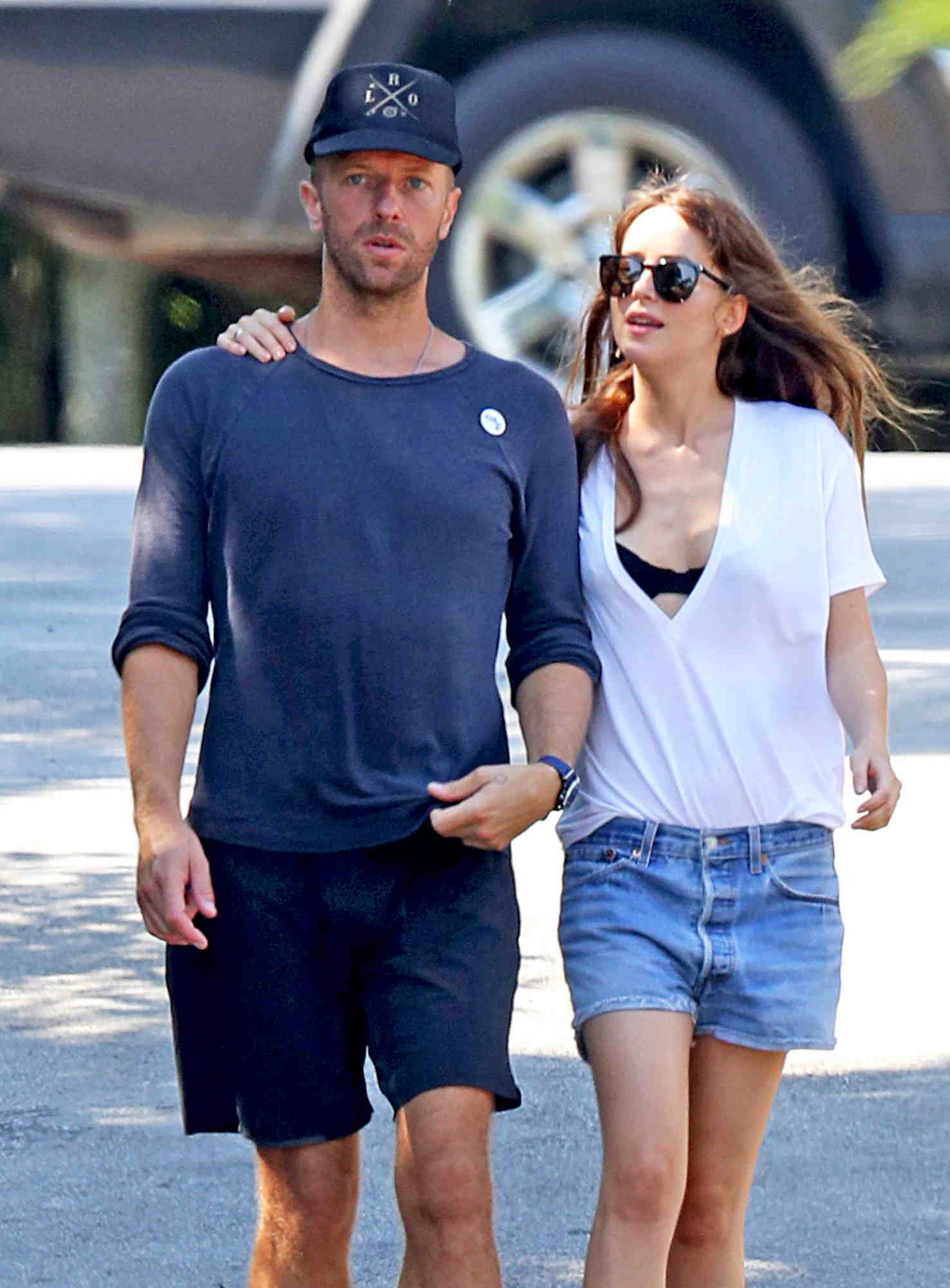 DakotaJohnsonChrisMartinBeachDates_28229.jpg DakotaJohnsonChrisMartinBeachDates_28229.jpg
