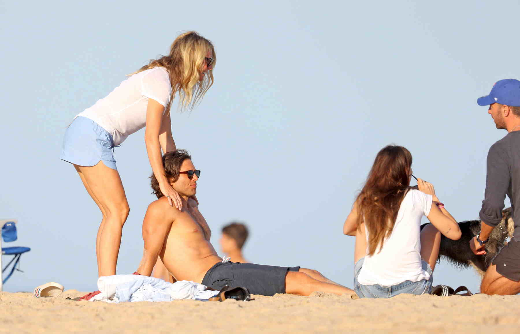 DakotaJohnsonChrisMartinBeachDates_28629.jpg DakotaJohnsonChrisMartinBeachDates_28629.jpg