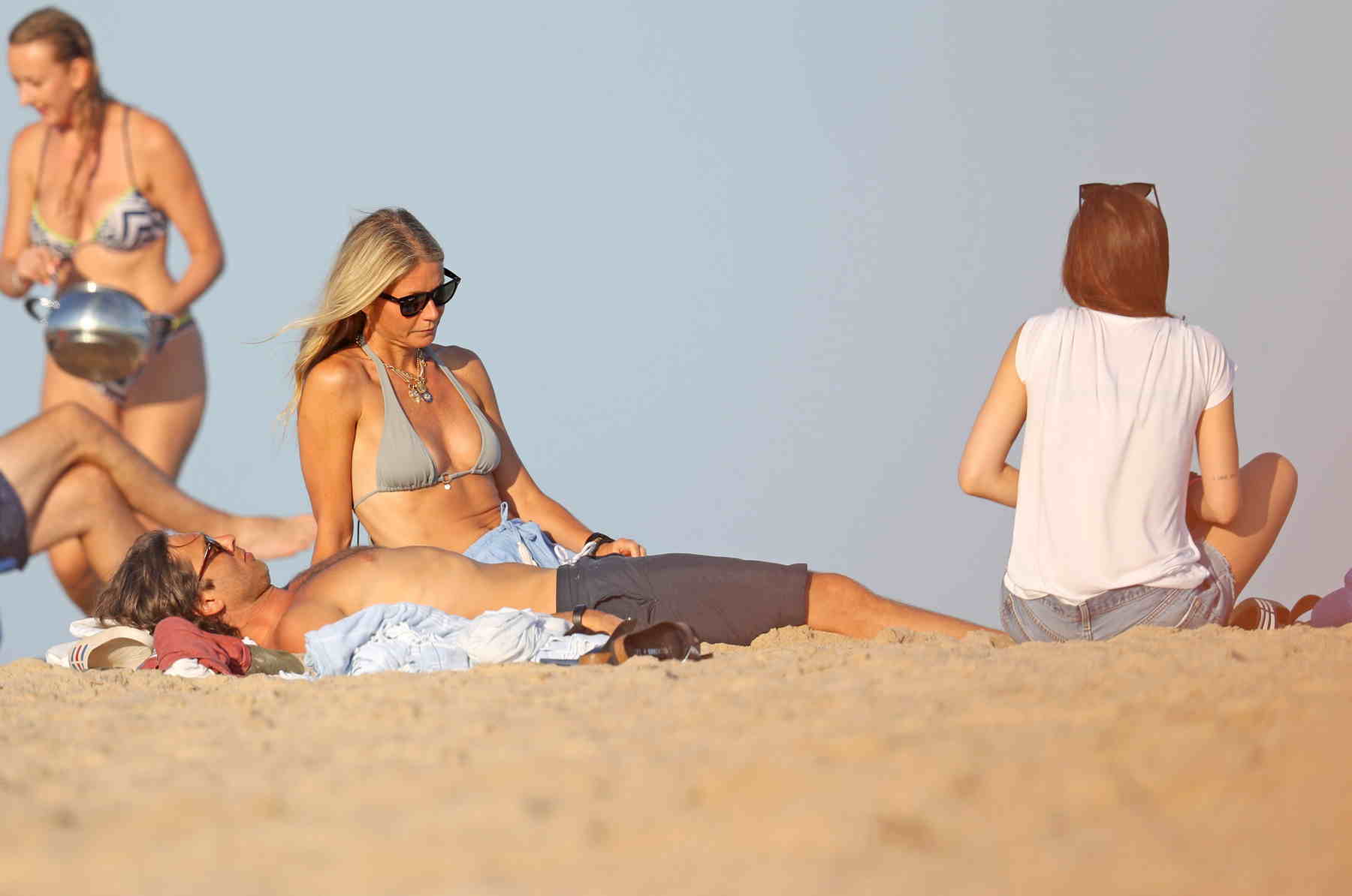 DakotaJohnsonChrisMartinBeachDates_28829.jpg DakotaJohnsonChrisMartinBeachDates_28829.jpg