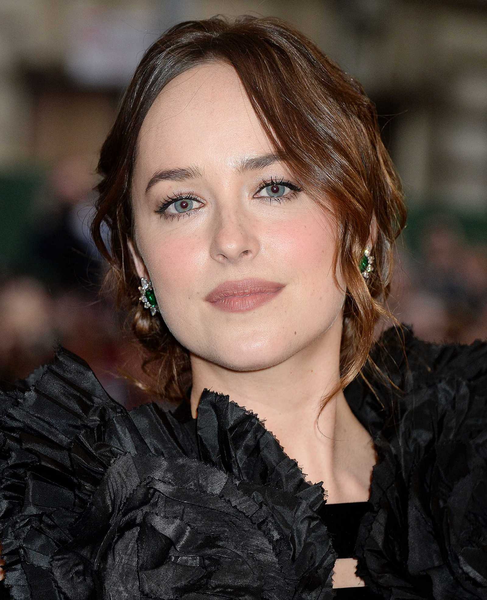Dakota_Johnson_-_2017_MET_Gala_at_The_Metropolitan_Museum_of_Art_-_May_1-12.jpg
