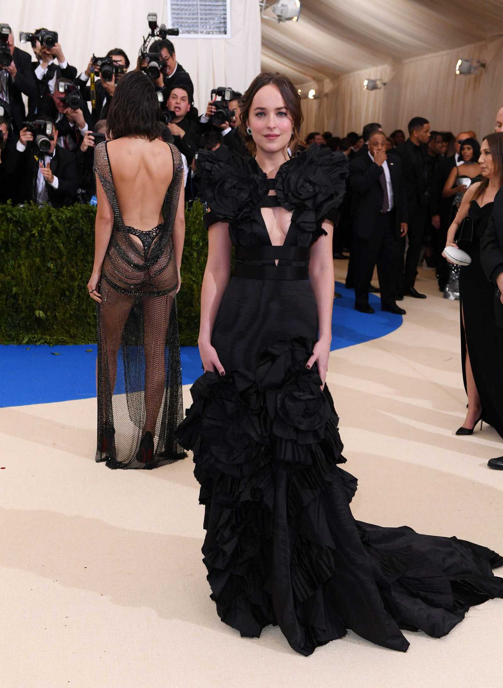 Dakota_Johnson_-_2017_MET_Gala_at_The_Metropolitan_Museum_of_Art_on_May_1-01.jpg Dakota_Johnson_-_2017_MET_Gala_at_The_Metropolitan_Museum_of_Art_on_May_1-01.jpg