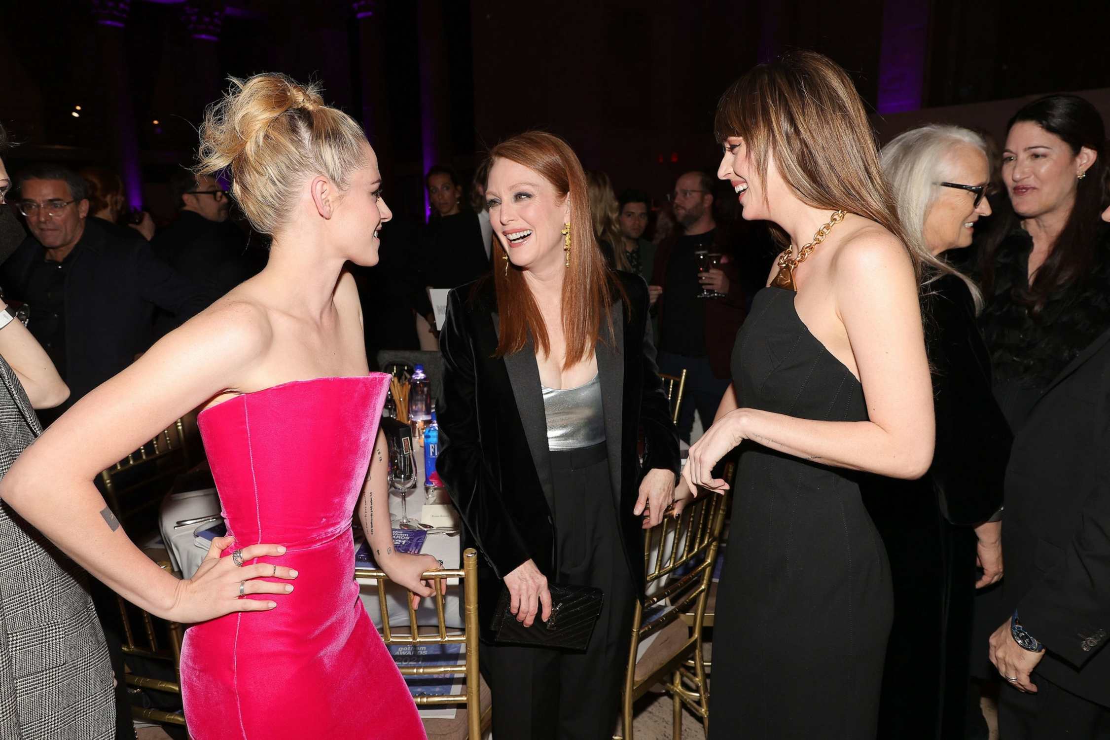 Dakota_Johnson_-_2021_Gotham_Awards09.jpg Dakota_Johnson_-_2021_Gotham_Awards09.jpg