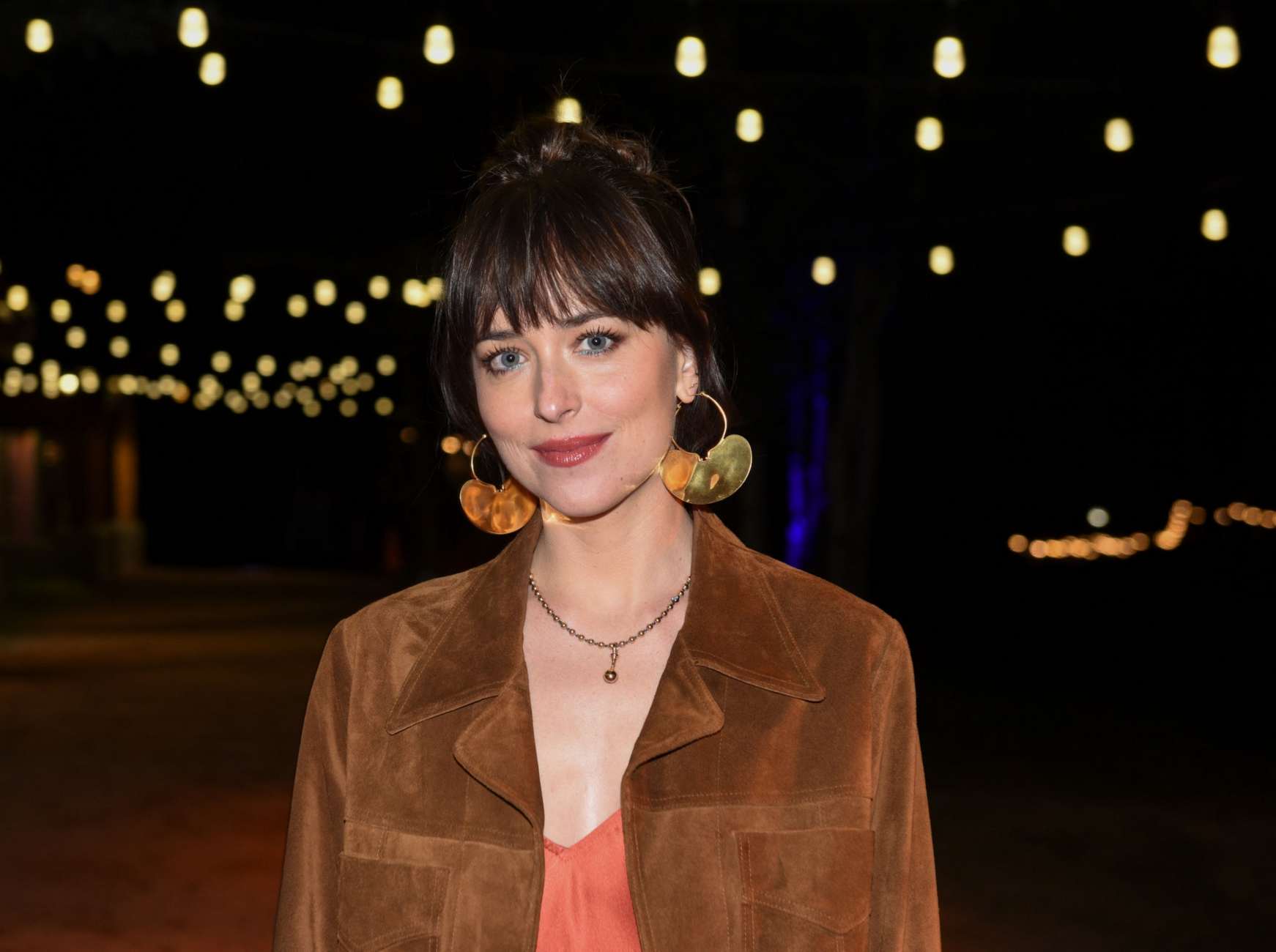 Dakota_Johnson_-_2021_Telluride_Film_Festival_-__The_Lost_Daughter__Q_A_09052021_04.jpg