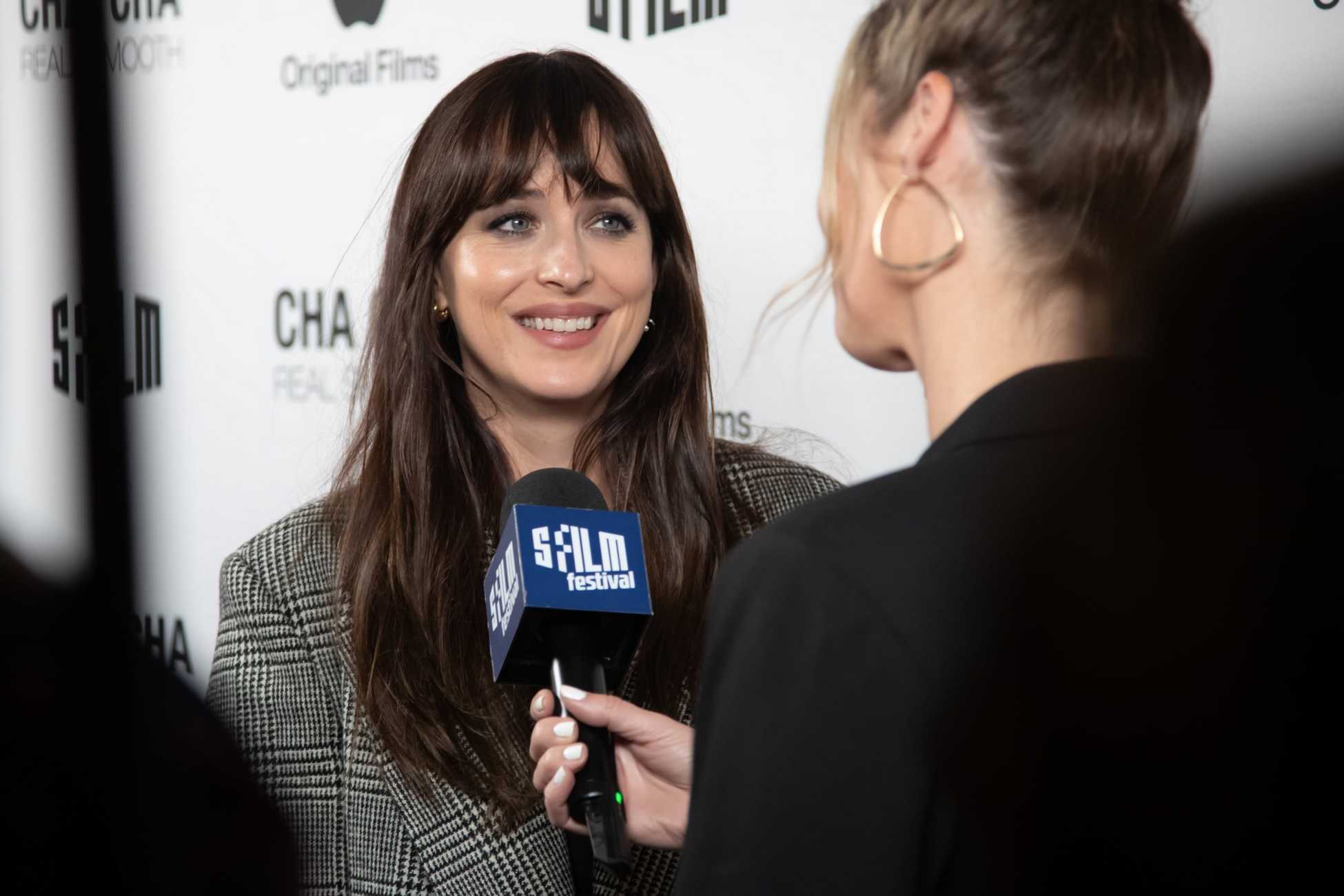 Dakota_Johnson_-_2022_San_Francisco_Film_Festival_-__Cha_Cha_Real_Smooth__Premiere_0430202210.jpg Dakota_Johnson_-_2022_San_Francisco_Film_Festival_-__Cha_Cha_Real_Smooth__Premiere_0430202210.jpg
