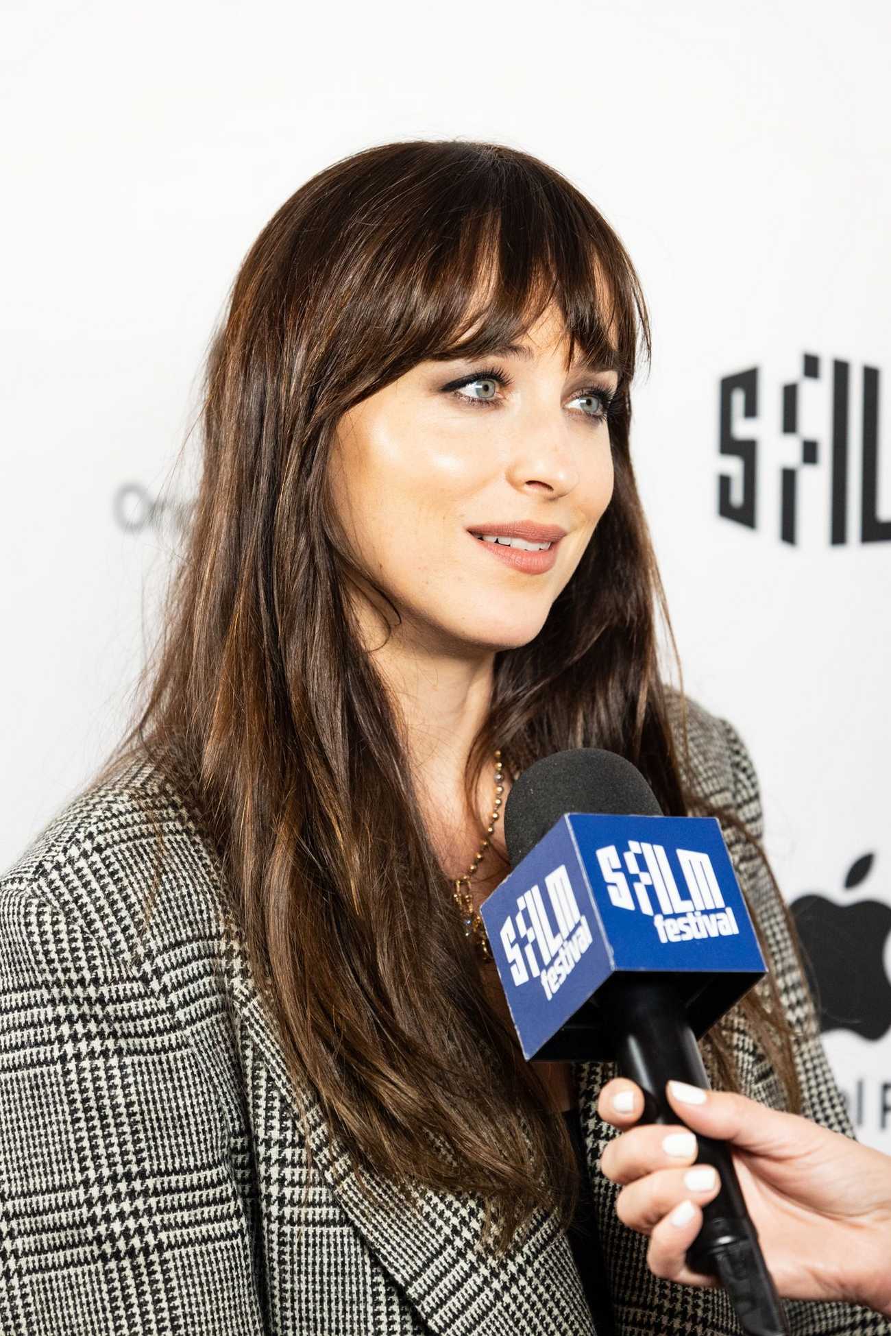 Dakota_Johnson_-_2022_San_Francisco_Film_Festival_-__Cha_Cha_Real_Smooth__Premiere_0430202243.jpg Dakota_Johnson_-_2022_San_Francisco_Film_Festival_-__Cha_Cha_Real_Smooth__Premiere_0430202243.jpg