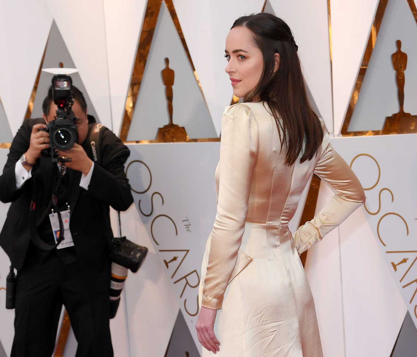 Dakota_Johnson_-_89th_Annual_Academy_Awards_in_Hollywood_02262017-11.jpg Dakota_Johnson_-_89th_Annual_Academy_Awards_in_Hollywood_02262017-11.jpg