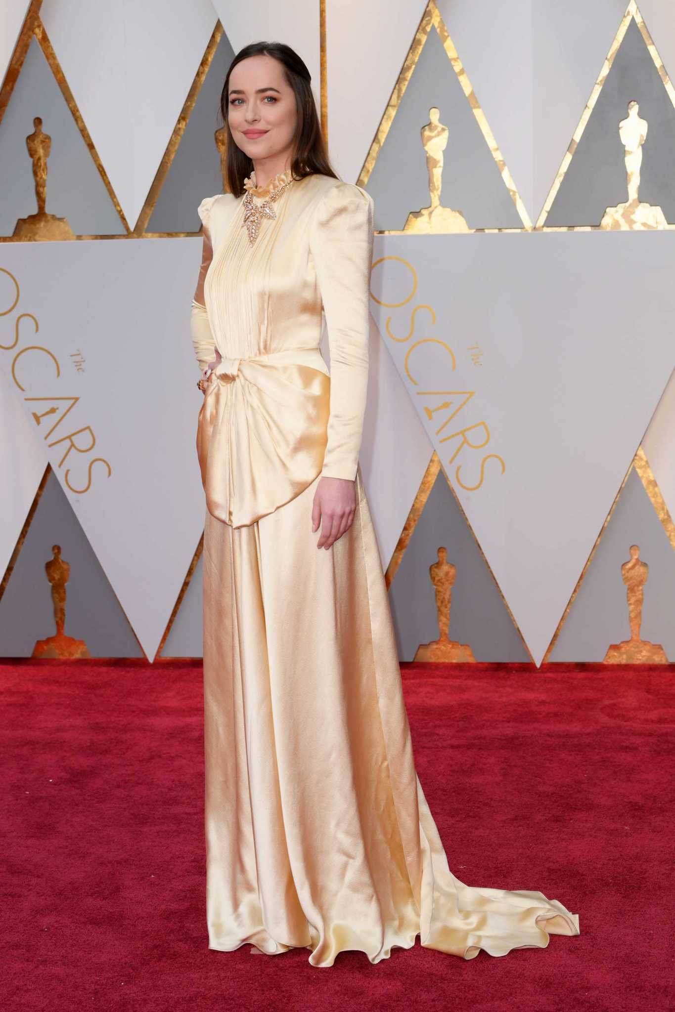 Dakota_Johnson_-_89th_Annual_Academy_Awards_on_Feb_26-01.jpg