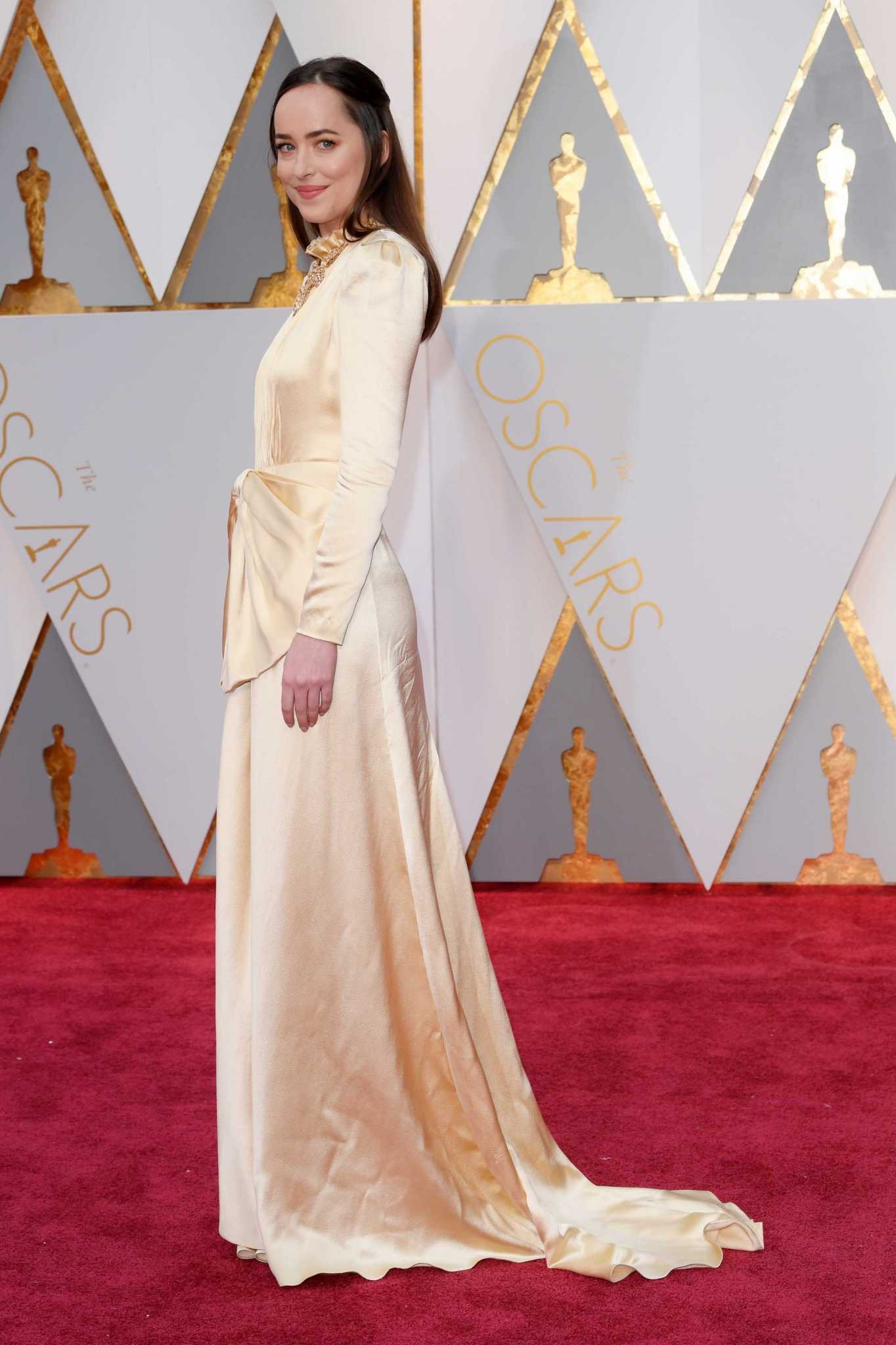 Dakota_Johnson_-_89th_Annual_Academy_Awards_on_Feb_26-02.jpg Dakota_Johnson_-_89th_Annual_Academy_Awards_on_Feb_26-02.jpg