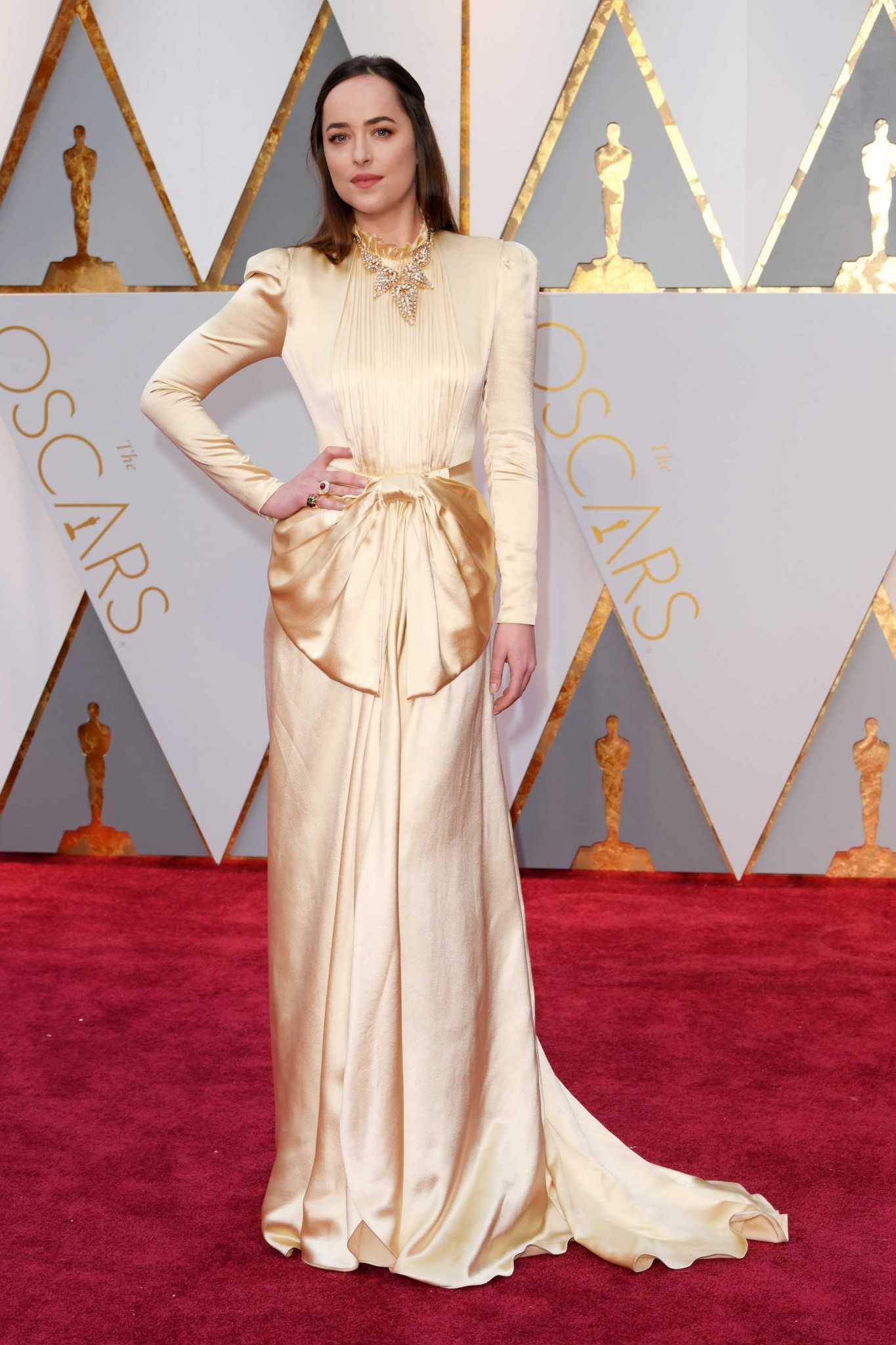 Dakota_Johnson_-_89th_Annual_Academy_Awards_on_Feb_26-03.jpg Dakota_Johnson_-_89th_Annual_Academy_Awards_on_Feb_26-03.jpg