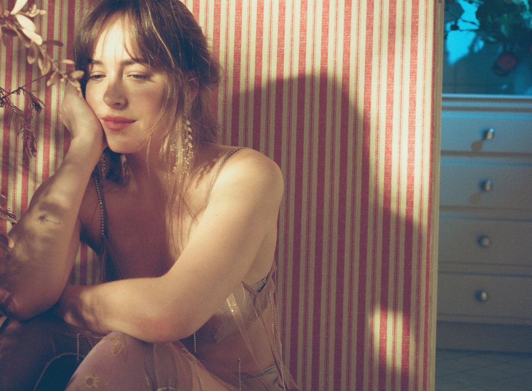 Dakota_Johnson_-_Allure_Photoshoot_2018-09.jpg Dakota_Johnson_-_Allure_Photoshoot_2018-09.jpg