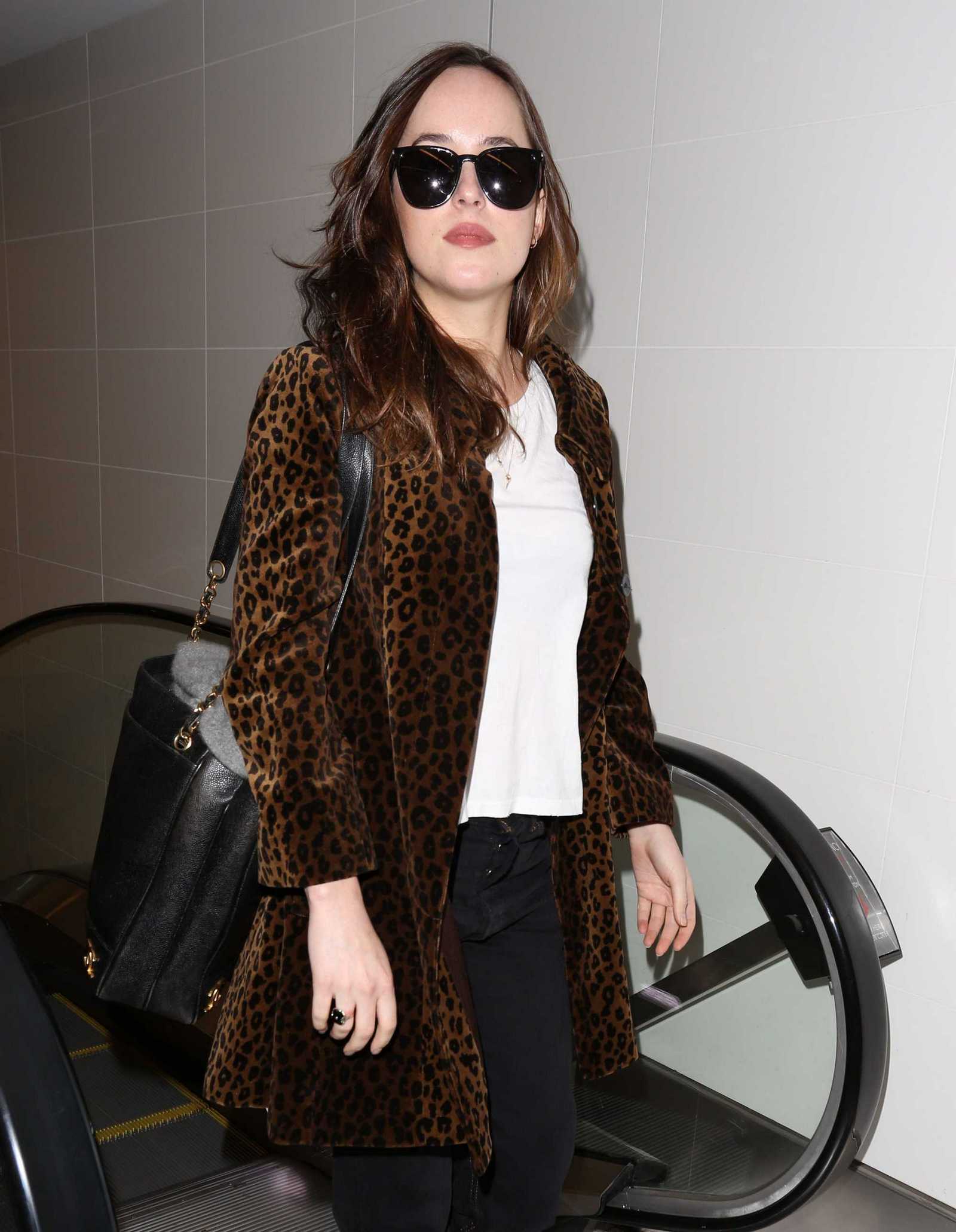 Dakota_Johnson_-_Arriving_at_LAX_on_April_27-01.jpg Dakota_Johnson_-_Arriving_at_LAX_on_April_27-01.jpg