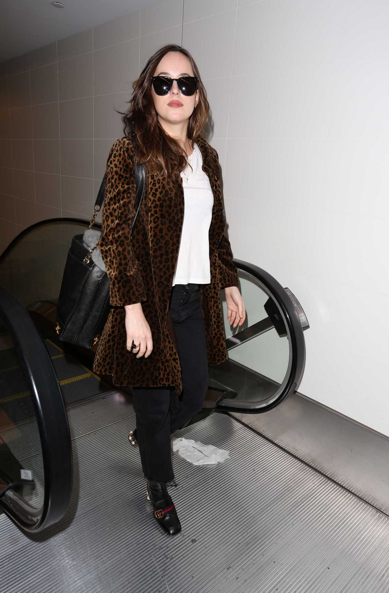 Dakota_Johnson_-_Arriving_at_LAX_on_April_27-02.jpg
