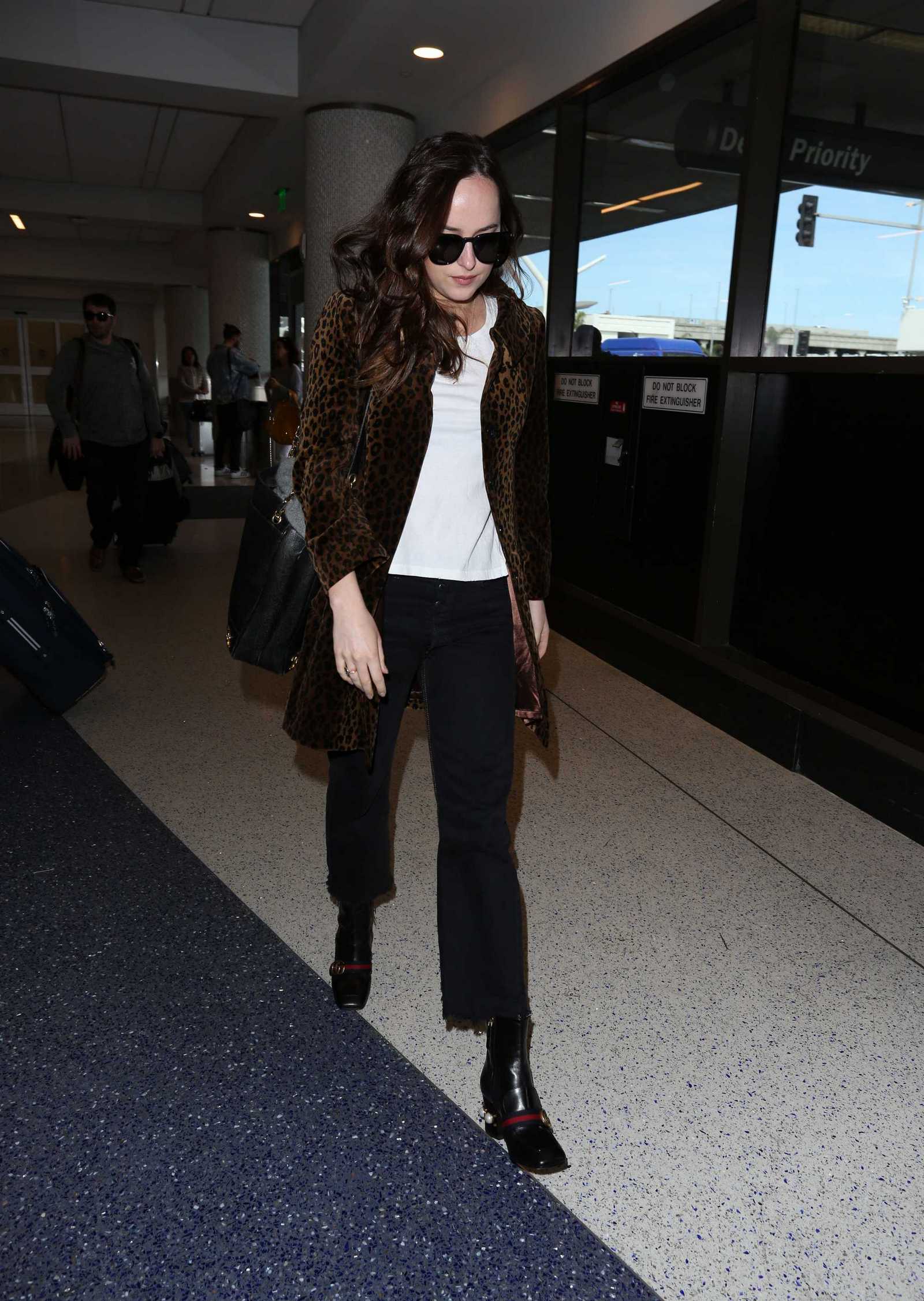Dakota_Johnson_-_Arriving_at_LAX_on_April_27-13.jpg