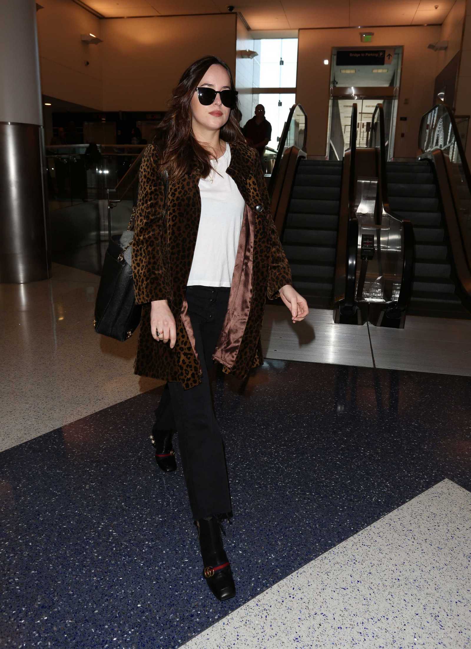 Dakota_Johnson_-_Arriving_at_LAX_on_April_27-17.jpg Dakota_Johnson_-_Arriving_at_LAX_on_April_27-17.jpg