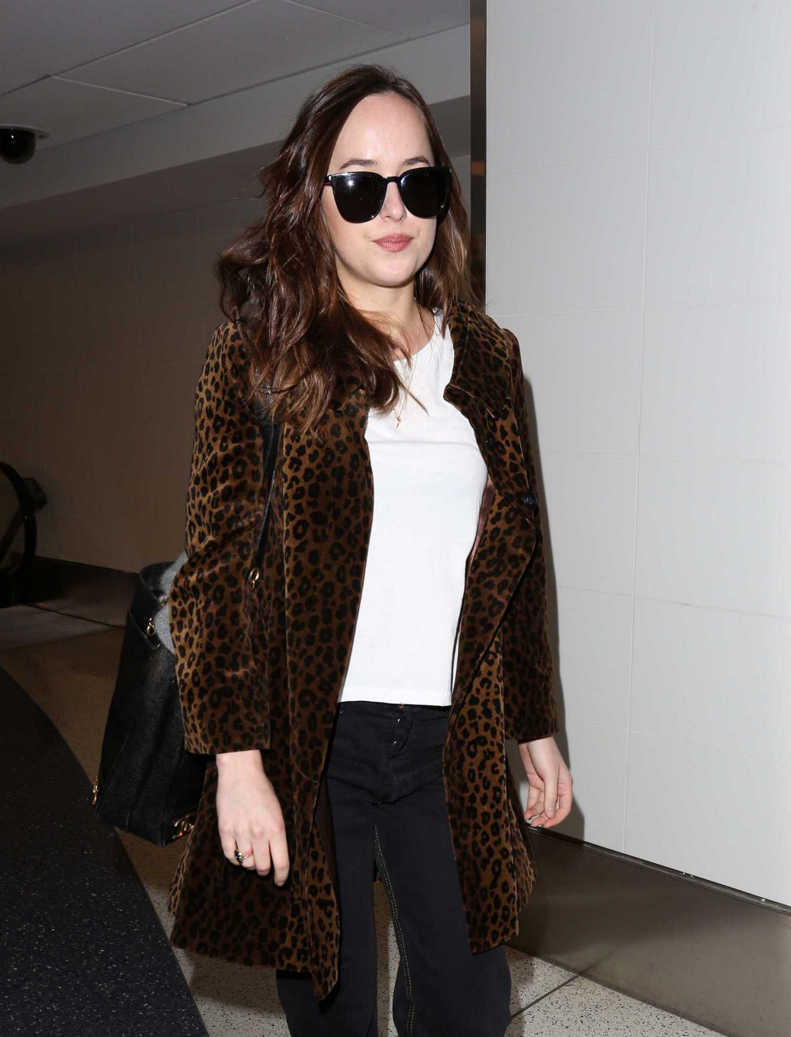 Dakota_Johnson_-_Arriving_at_LAX_on_April_27-23.jpg Dakota_Johnson_-_Arriving_at_LAX_on_April_27-23.jpg