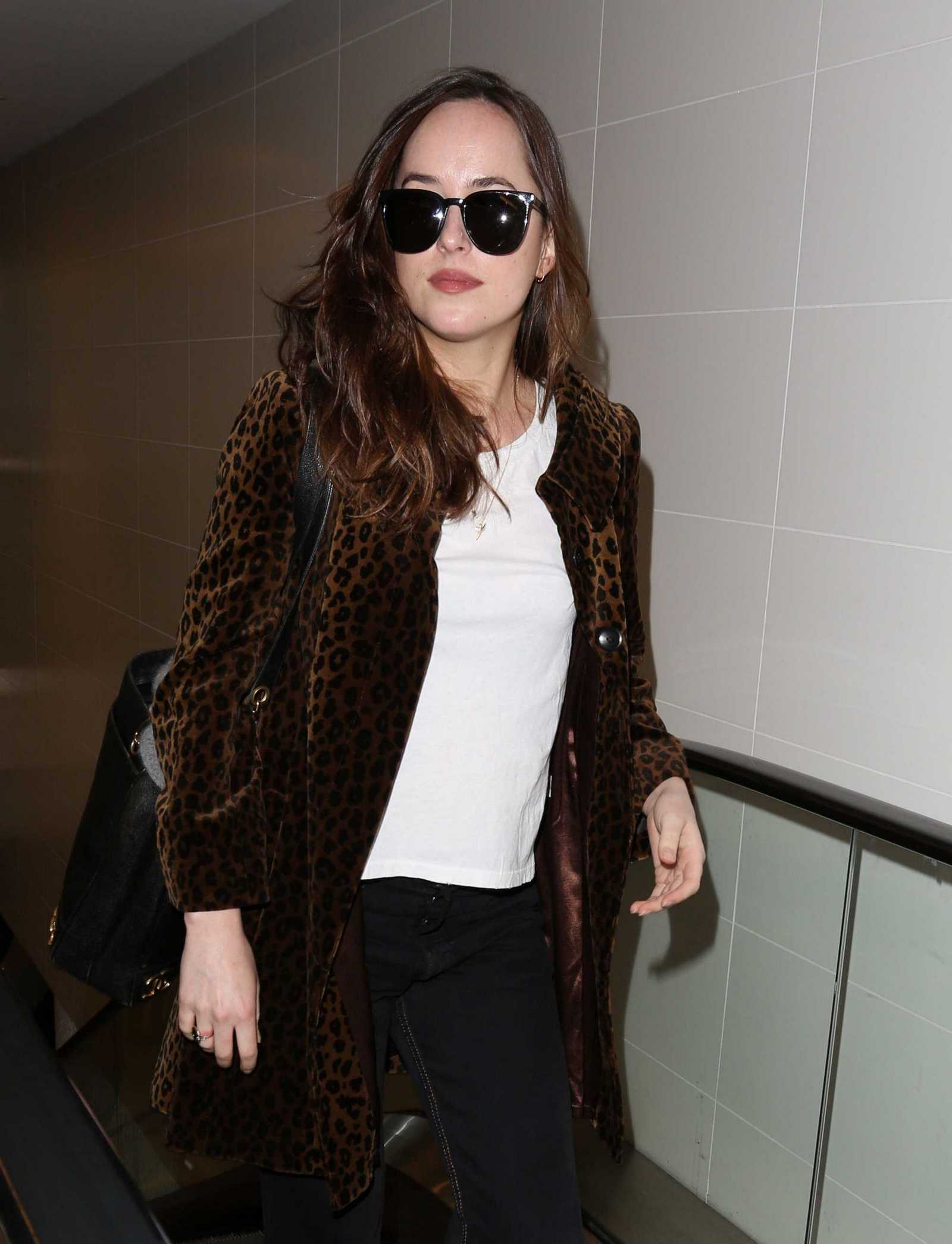 Dakota_Johnson_-_Arriving_at_LAX_on_April_27-24.jpg Dakota_Johnson_-_Arriving_at_LAX_on_April_27-24.jpg