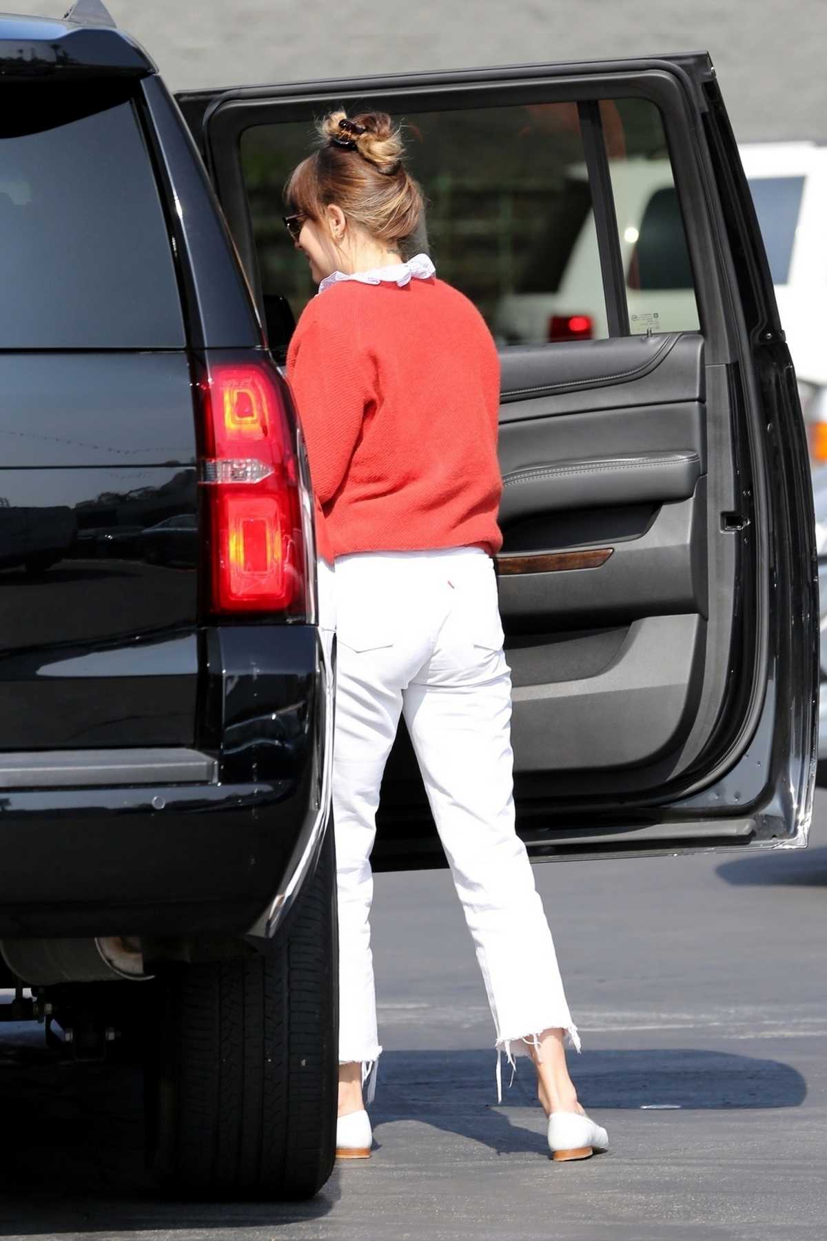 Dakota_Johnson_-_Arriving_in_Hollywood_to_work_on_her_new_film_Covers2C_05302019-03.jpg
