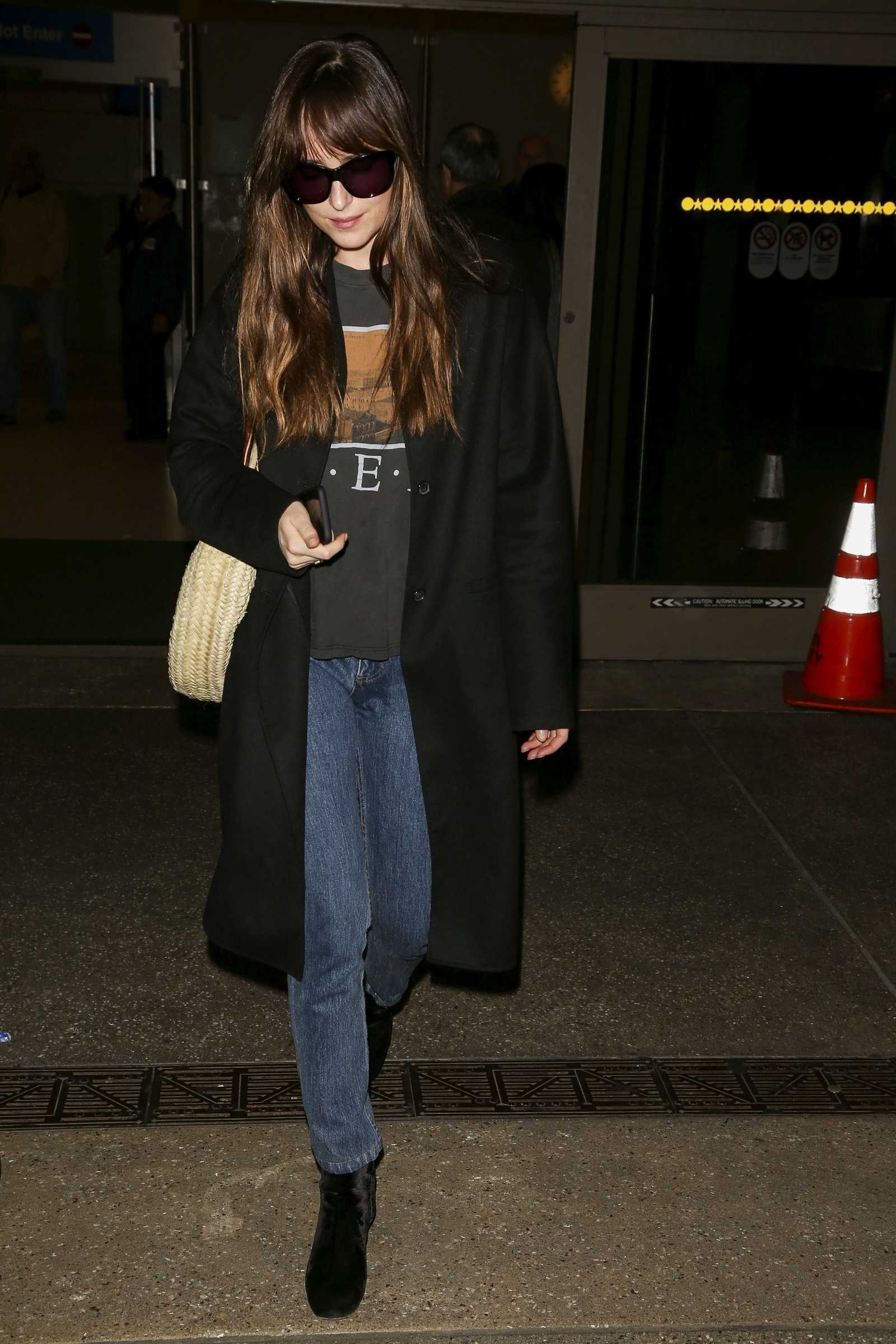 Dakota_Johnson_-_Arriving_in_LA_after_attending_Marrakech_IFF_in_Morocco_12102018-04.jpg
