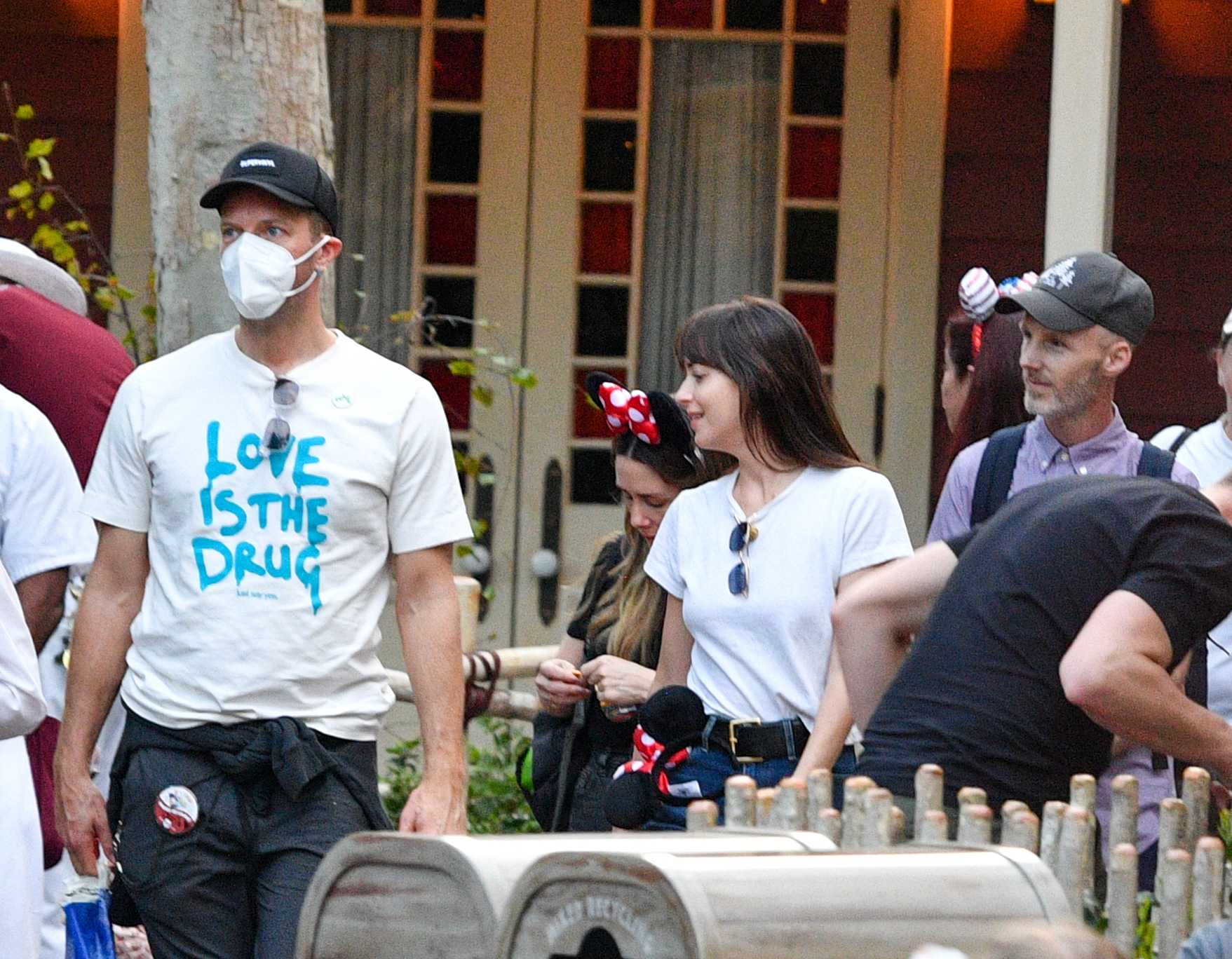 Dakota_Johnson_-_At_Disneyland_in_Anaheim2C_CA_0302202200007.jpg Dakota_Johnson_-_At_Disneyland_in_Anaheim2C_CA_0302202200007.jpg