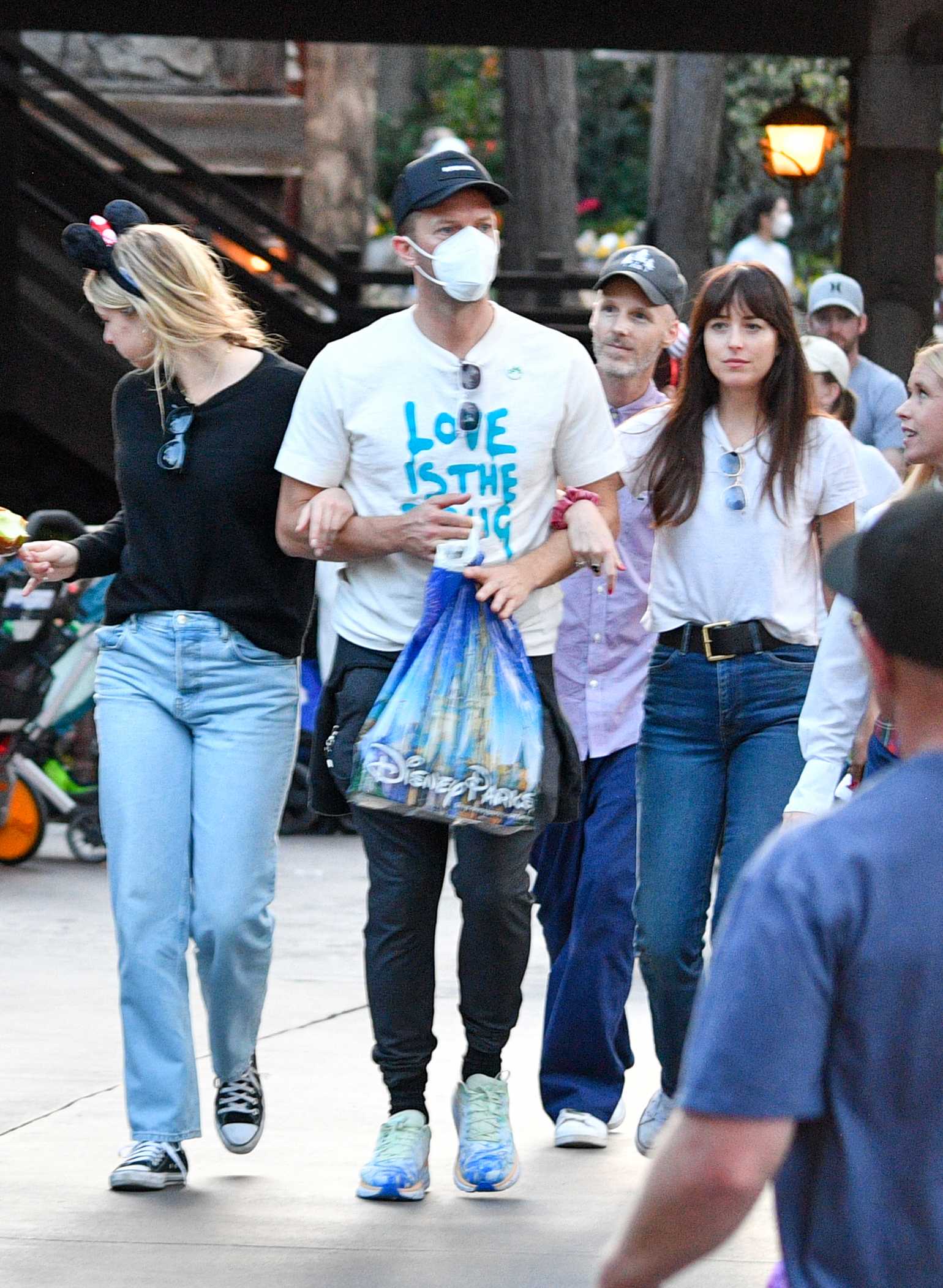 Dakota_Johnson_-_At_Disneyland_in_Anaheim2C_CA_0302202200009.jpg Dakota_Johnson_-_At_Disneyland_in_Anaheim2C_CA_0302202200009.jpg