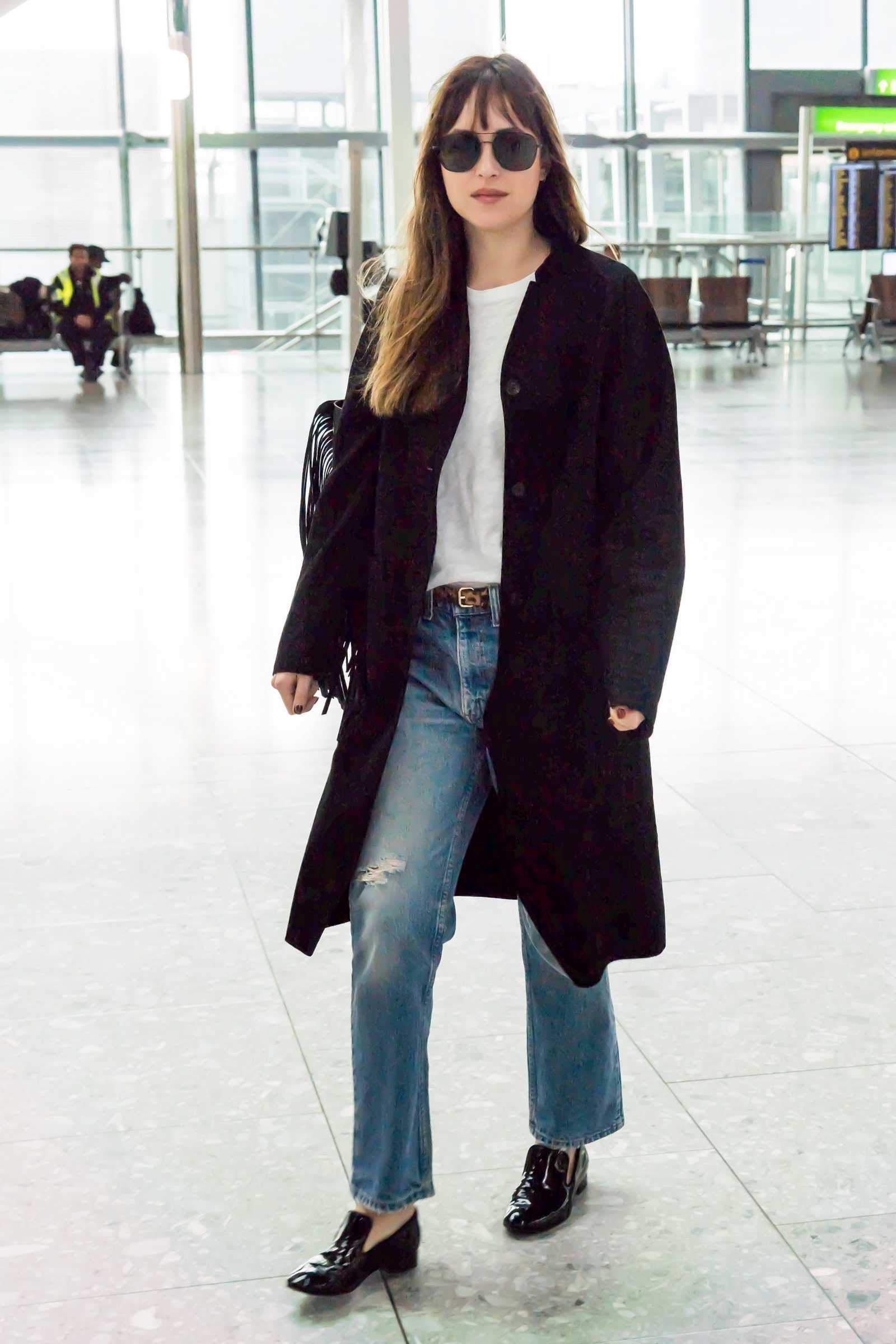 Dakota_Johnson_-_At_Heathrow_Airport_to_Los_Angeles_in_London2C_England_-_October_172C_2018-03.jpg Dakota_Johnson_-_At_Heathrow_Airport_to_Los_Angeles_in_London2C_England_-_October_172C_2018-03.jpg