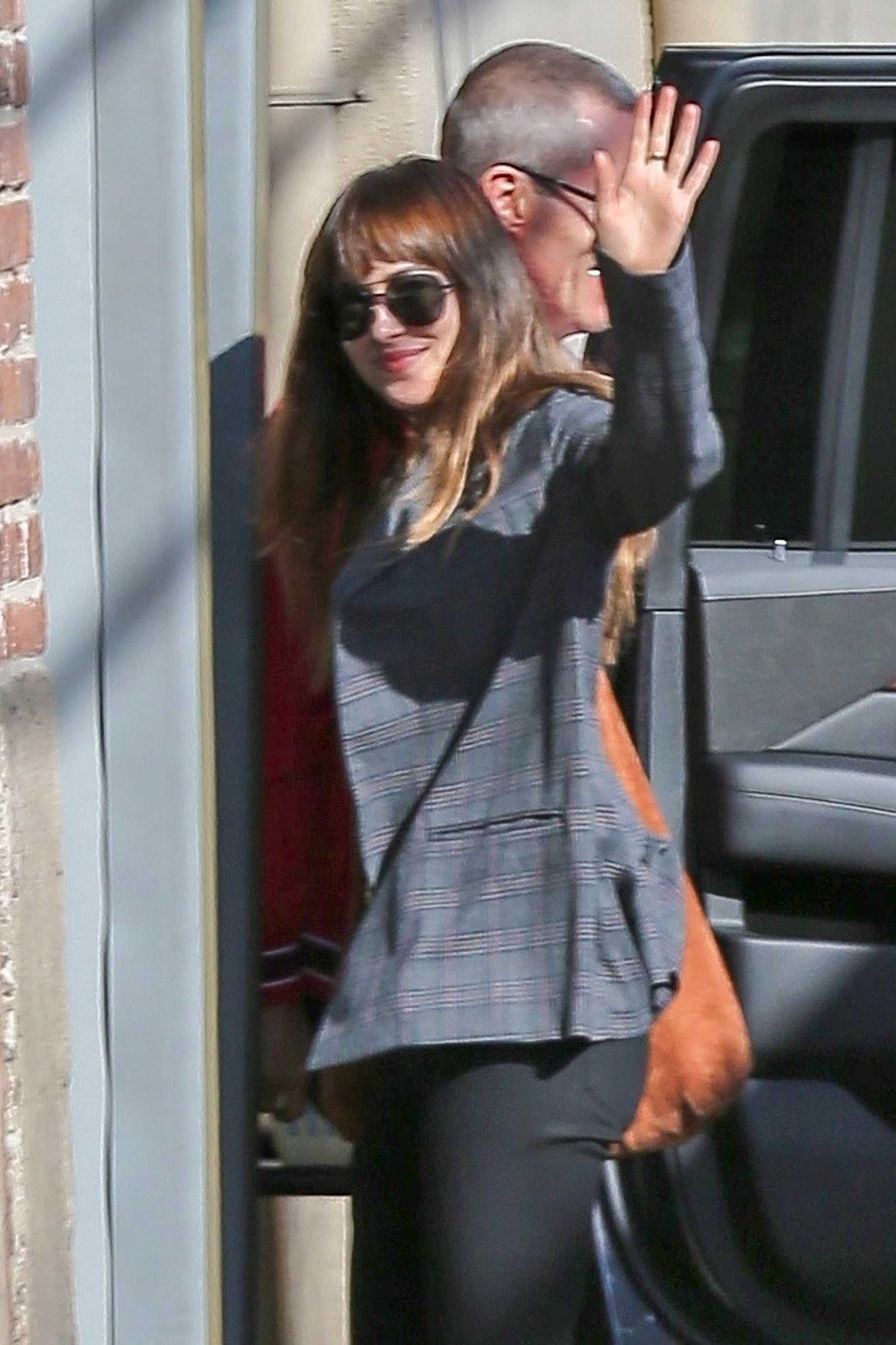 Dakota_Johnson_-_At_Jimmy_Kimmel_Studios_on_October_11-03.jpg Dakota_Johnson_-_At_Jimmy_Kimmel_Studios_on_October_11-03.jpg