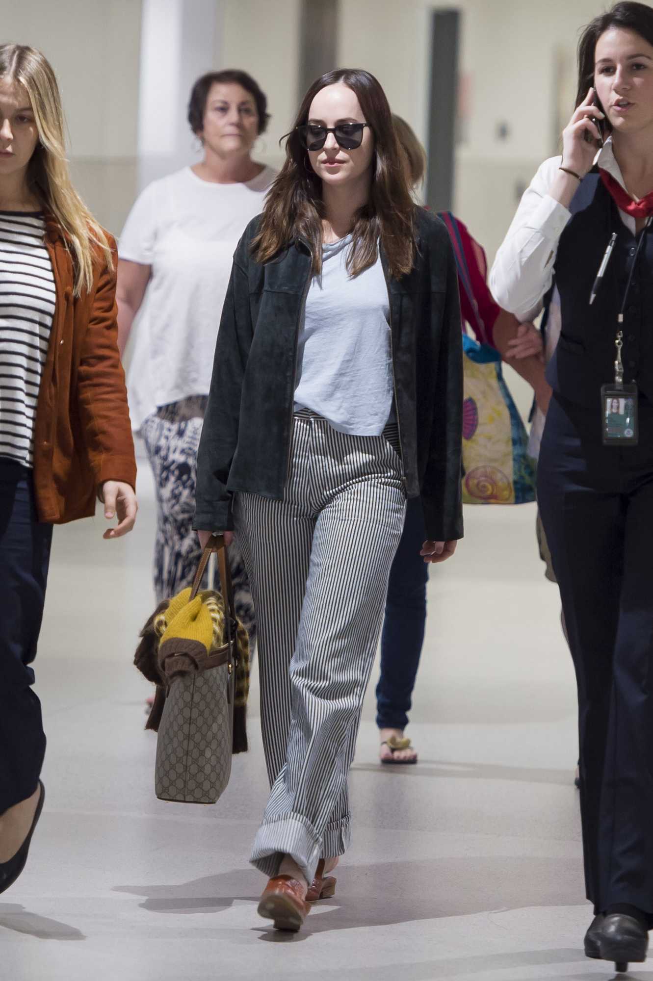 Dakota_Johnson_-_At_LAX_Airport_in_Los_Angeles_on_March_29-07.jpg