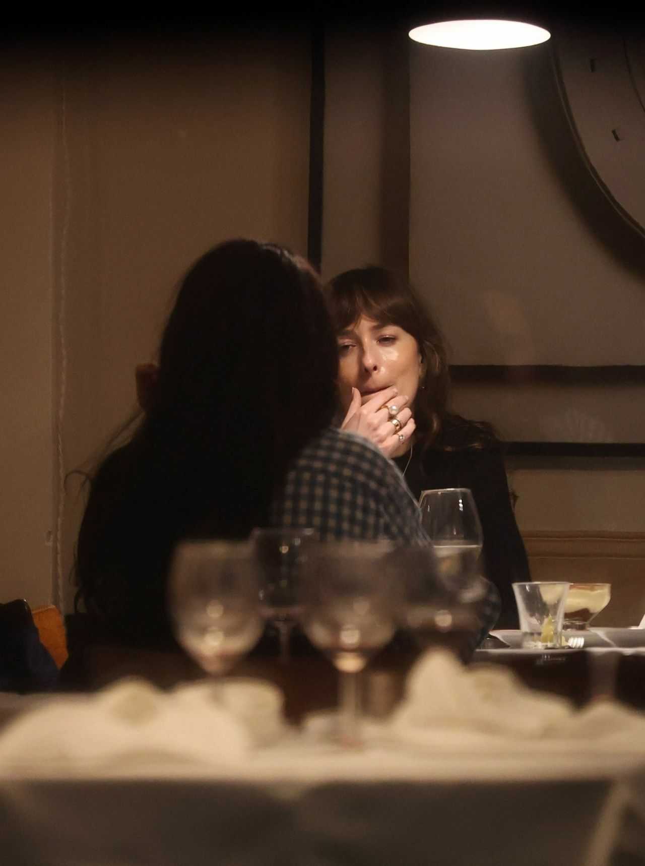 Dakota_Johnson_-_At_Rocco_Restaurant_in_Rome_03202024_03.jpg
