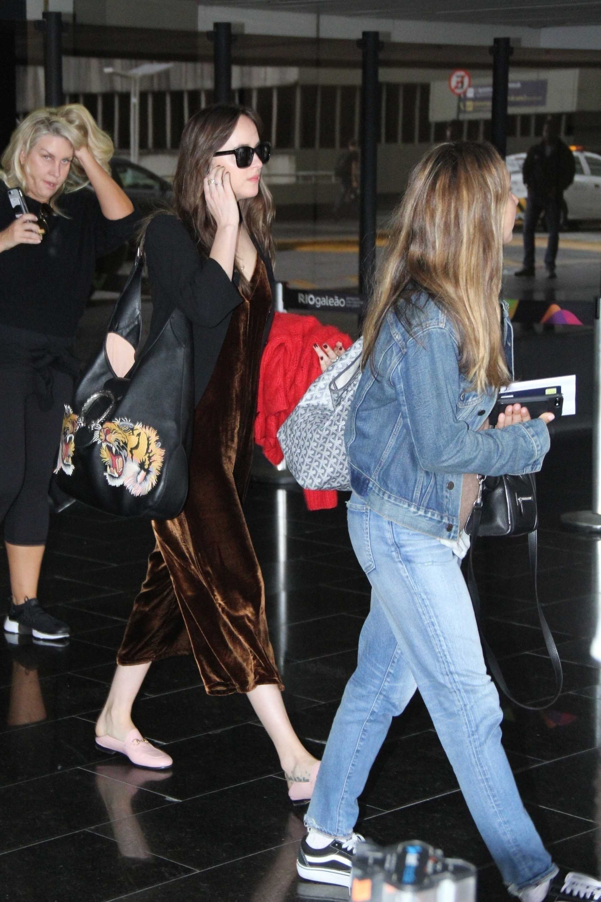 Dakota_Johnson_-_At_Tom_Jobim_International_Airport_in_Rio_de_Janeiro2C_Brazil_on_October_23-03.jpg