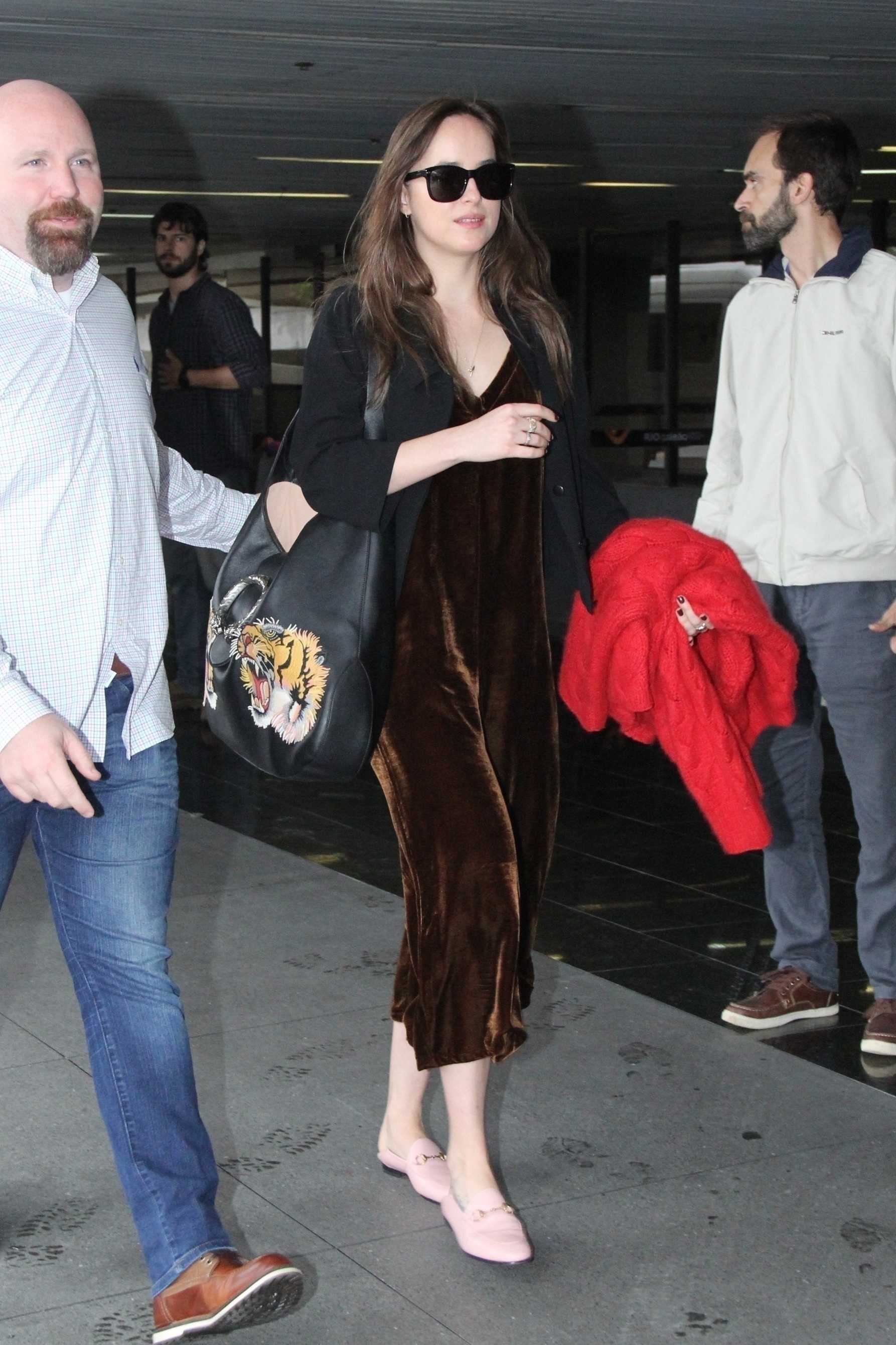 Dakota_Johnson_-_At_Tom_Jobim_International_Airport_in_Rio_de_Janeiro2C_Brazil_on_October_23-08.jpg Dakota_Johnson_-_At_Tom_Jobim_International_Airport_in_Rio_de_Janeiro2C_Brazil_on_October_23-08.jpg