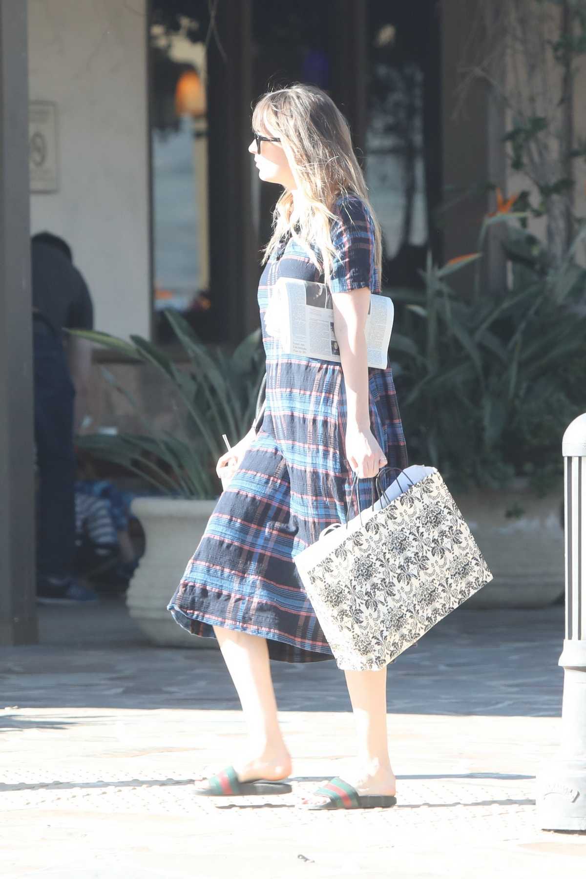 Dakota_Johnson_-_At_the_Pavillions_Mall_on_January_16-03.jpg Dakota_Johnson_-_At_the_Pavillions_Mall_on_January_16-03.jpg