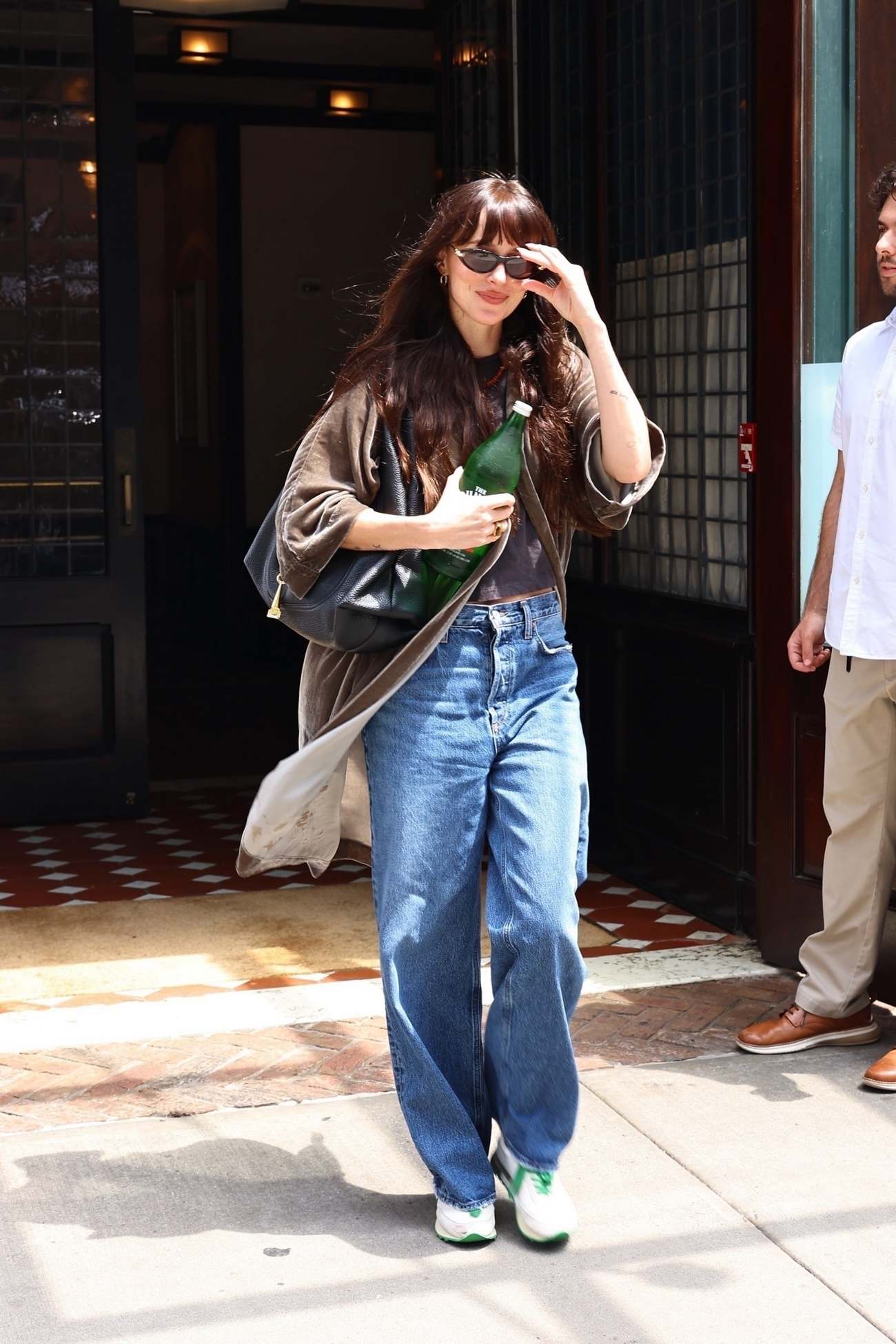 Dakota_Johnson_-_Checking_out_of_her_Tribeca_hotel2C_New_York_City_-_July_112C_2025_03.jpg