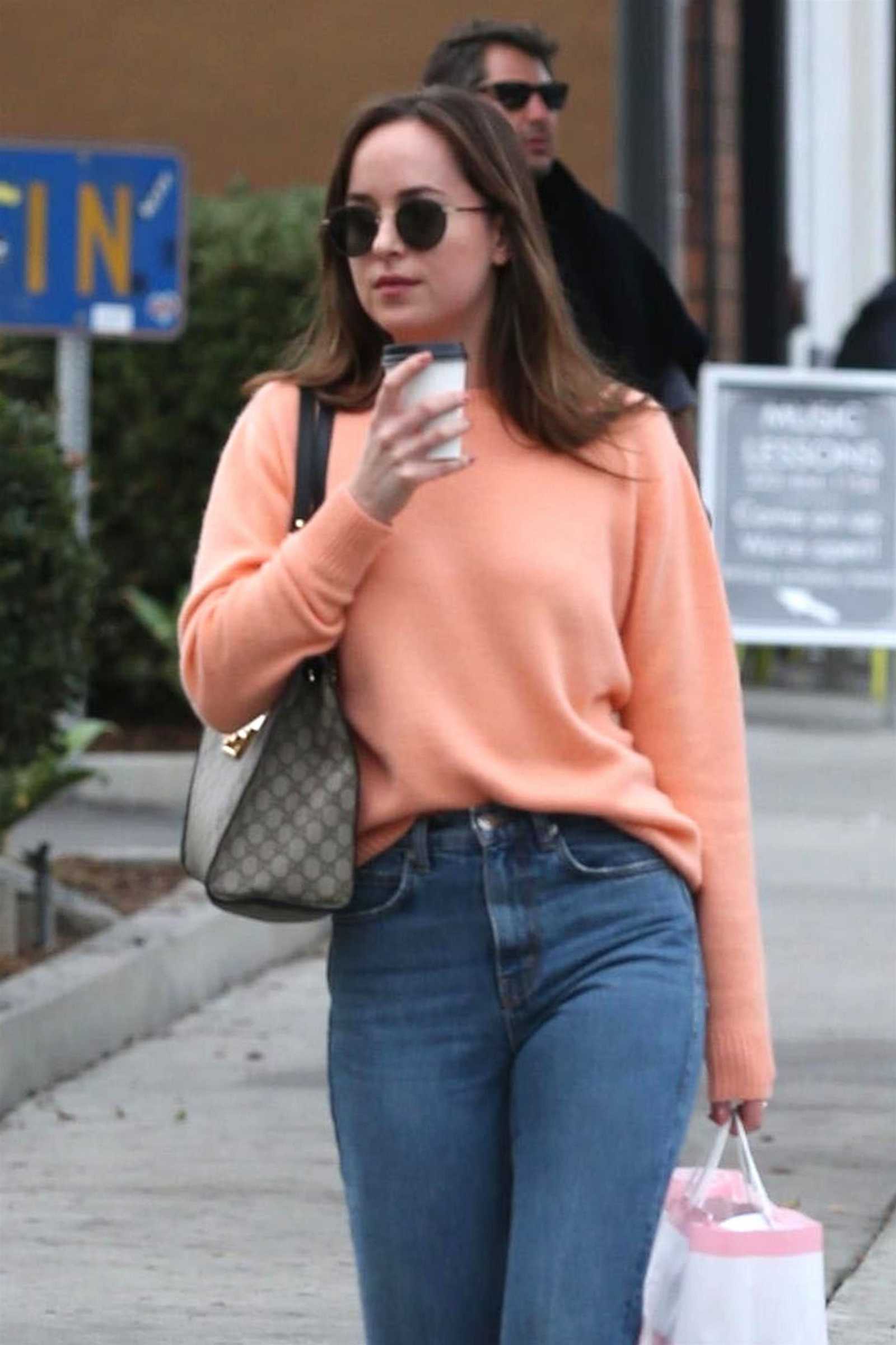Dakota_Johnson_-_Drinks_coffee_while_out_in_LA_on_November_12-02.jpg Dakota_Johnson_-_Drinks_coffee_while_out_in_LA_on_November_12-02.jpg