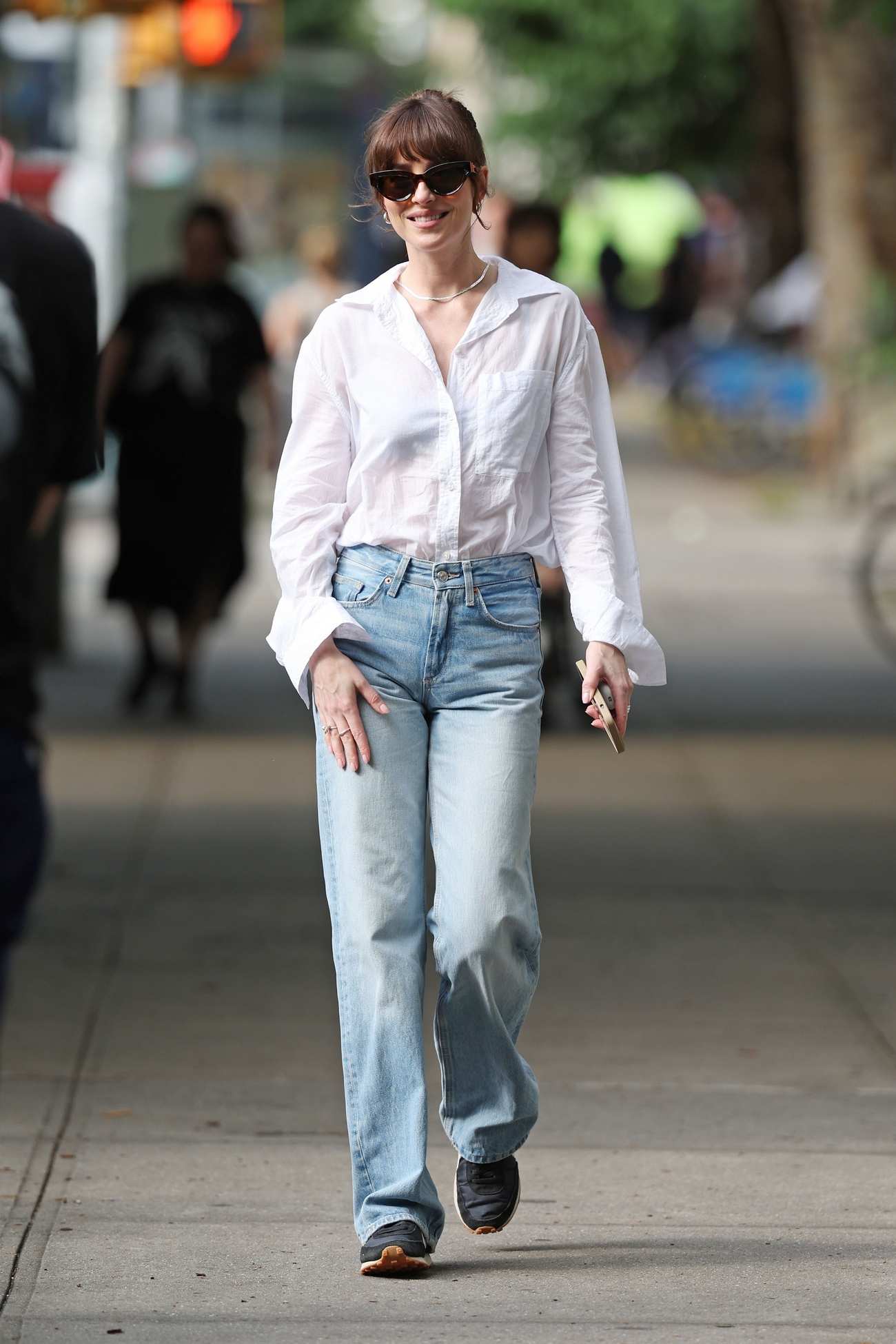 Dakota_Johnson_-_Filming_22Materialists22_in_Chelsea_06062024_05.jpg Dakota_Johnson_-_Filming_22Materialists22_in_Chelsea_06062024_05.jpg