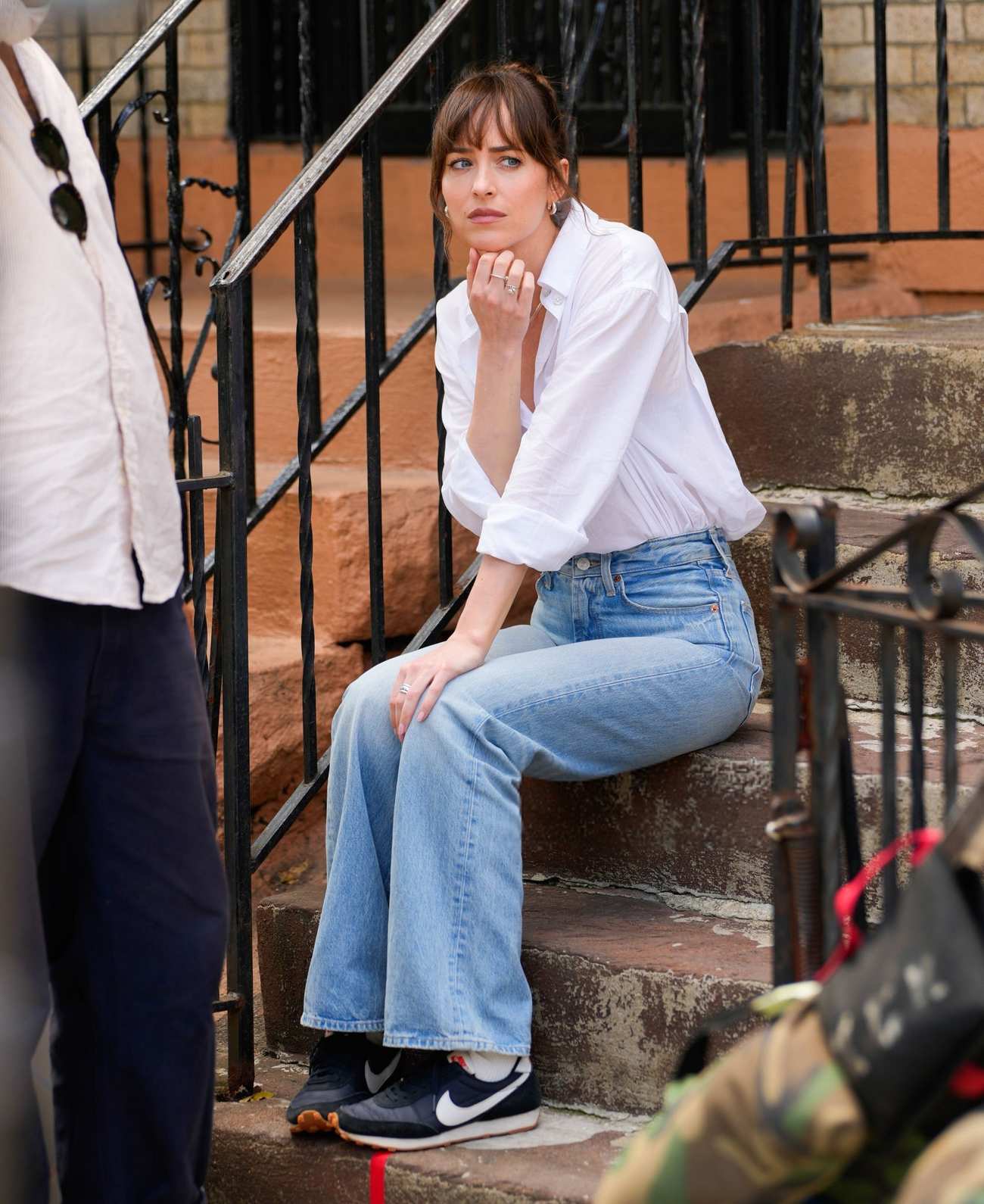 Dakota_Johnson_-_Filming__Materialists__in_New_York_June_52C_2024_09.jpg Dakota_Johnson_-_Filming__Materialists__in_New_York_June_52C_2024_09.jpg