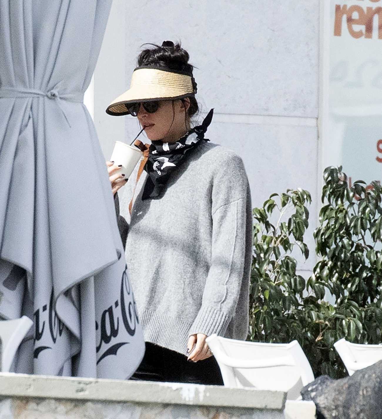 Dakota_Johnson_-_Films__The_Lost_Daughter__in_Greece_10_30_2020-04.jpg Dakota_Johnson_-_Films__The_Lost_Daughter__in_Greece_10_30_2020-04.jpg
