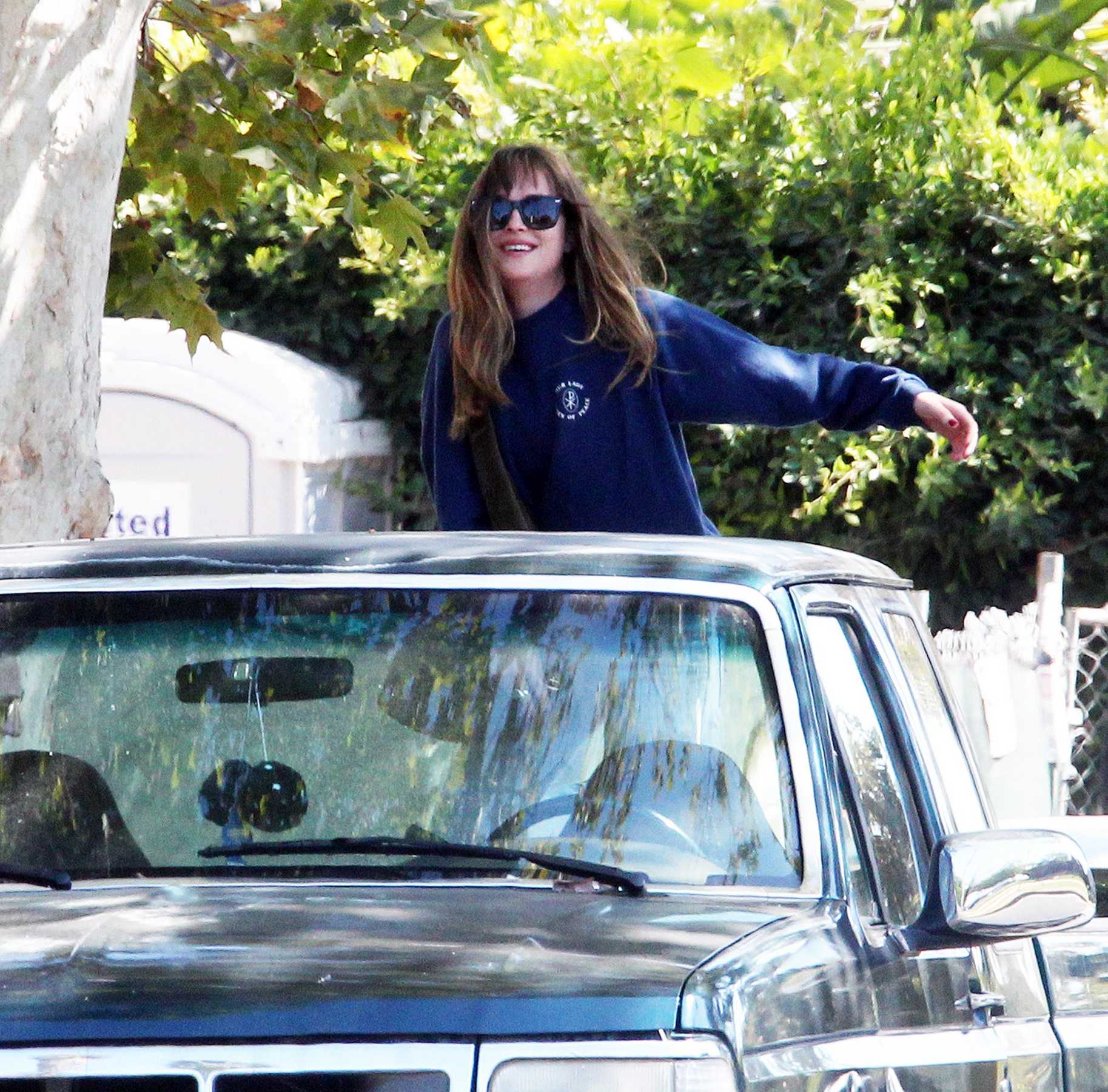 Dakota_Johnson_-_Goes_for_lunch_and_shopping_in_Los_Angeles_on_August_22-05.jpg Dakota_Johnson_-_Goes_for_lunch_and_shopping_in_Los_Angeles_on_August_22-05.jpg