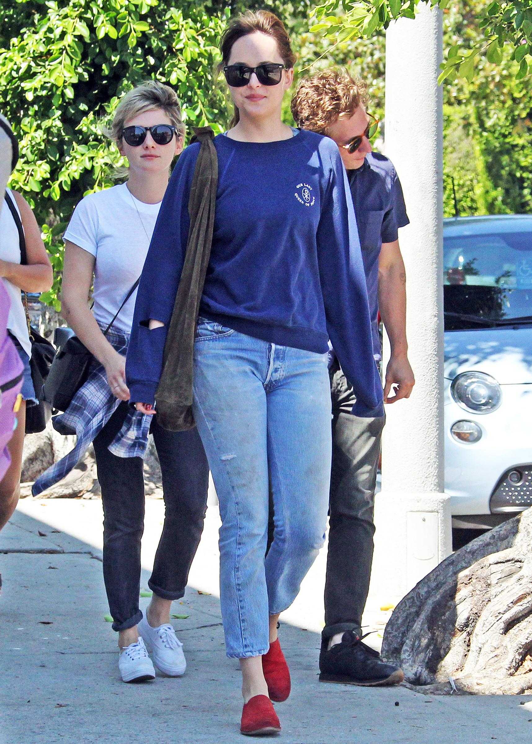 Dakota_Johnson_-_Goes_for_lunch_and_shopping_in_Los_Angeles_on_August_22-15.jpg Dakota_Johnson_-_Goes_for_lunch_and_shopping_in_Los_Angeles_on_August_22-15.jpg