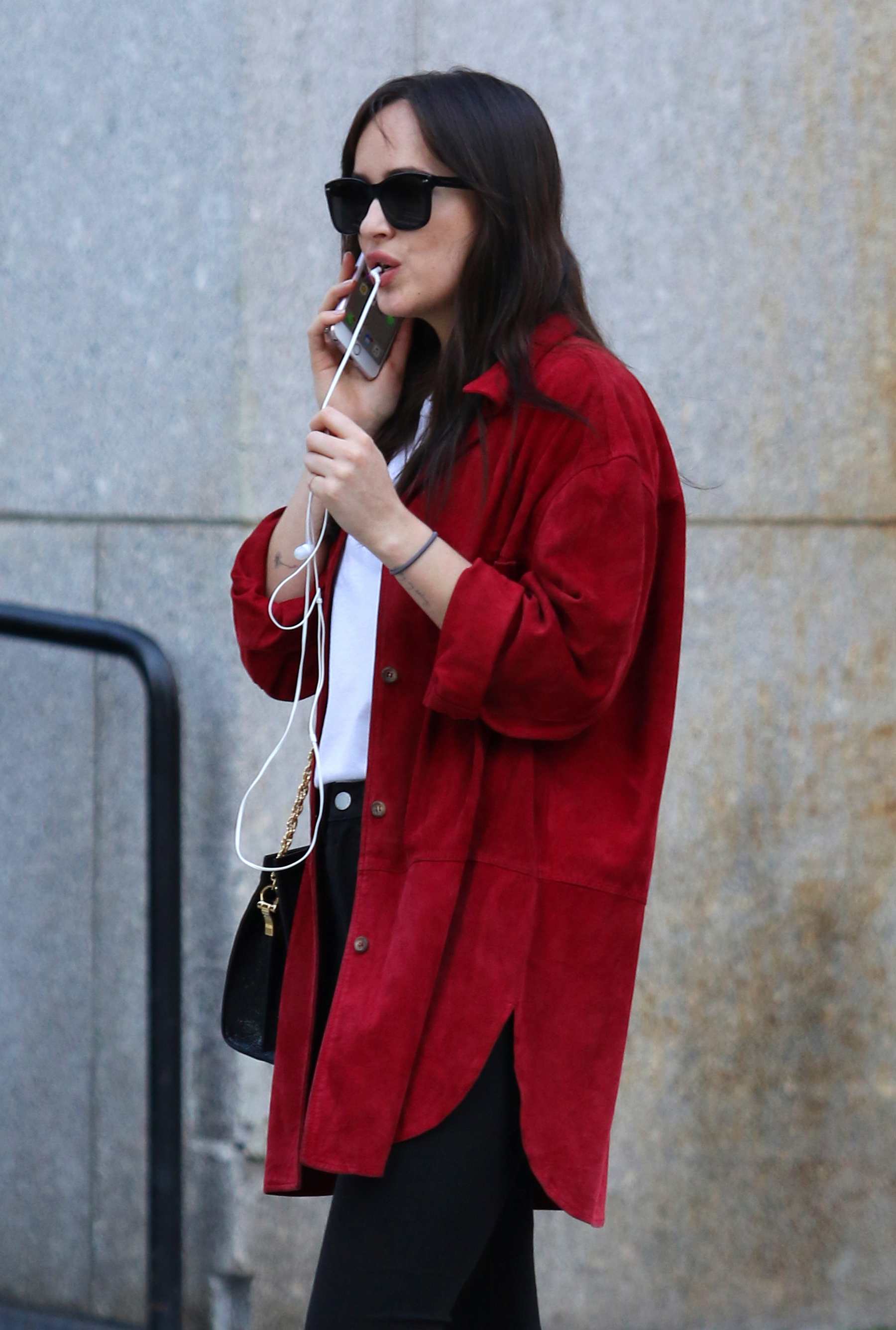 Dakota_Johnson_-_Hails_a_taxi_on_her_birthday_in_NYC_October_42C_2017-11.jpg Dakota_Johnson_-_Hails_a_taxi_on_her_birthday_in_NYC_October_42C_2017-11.jpg
