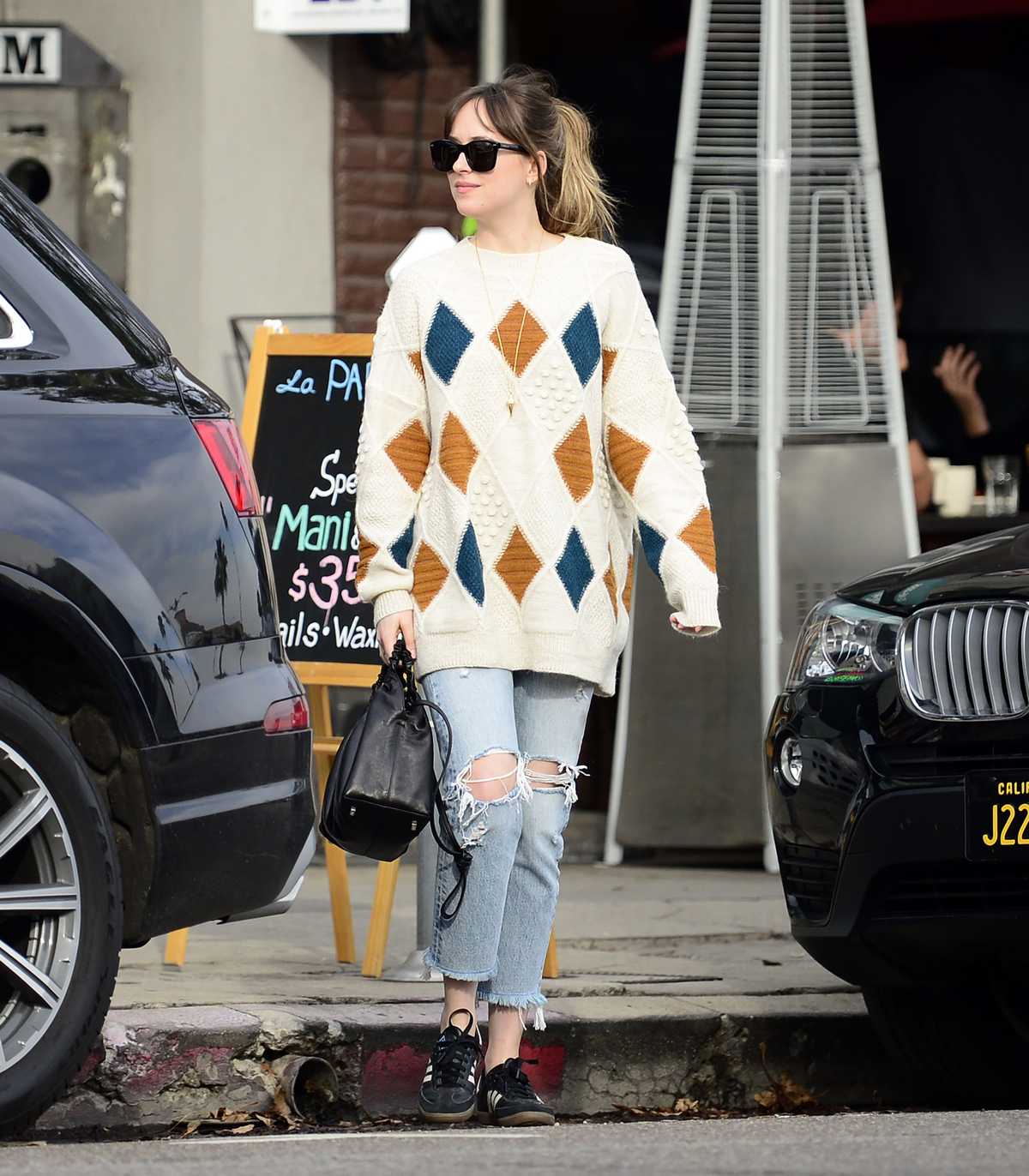 Dakota_Johnson_-_In_LA_on_January_172C_2018-01.jpg