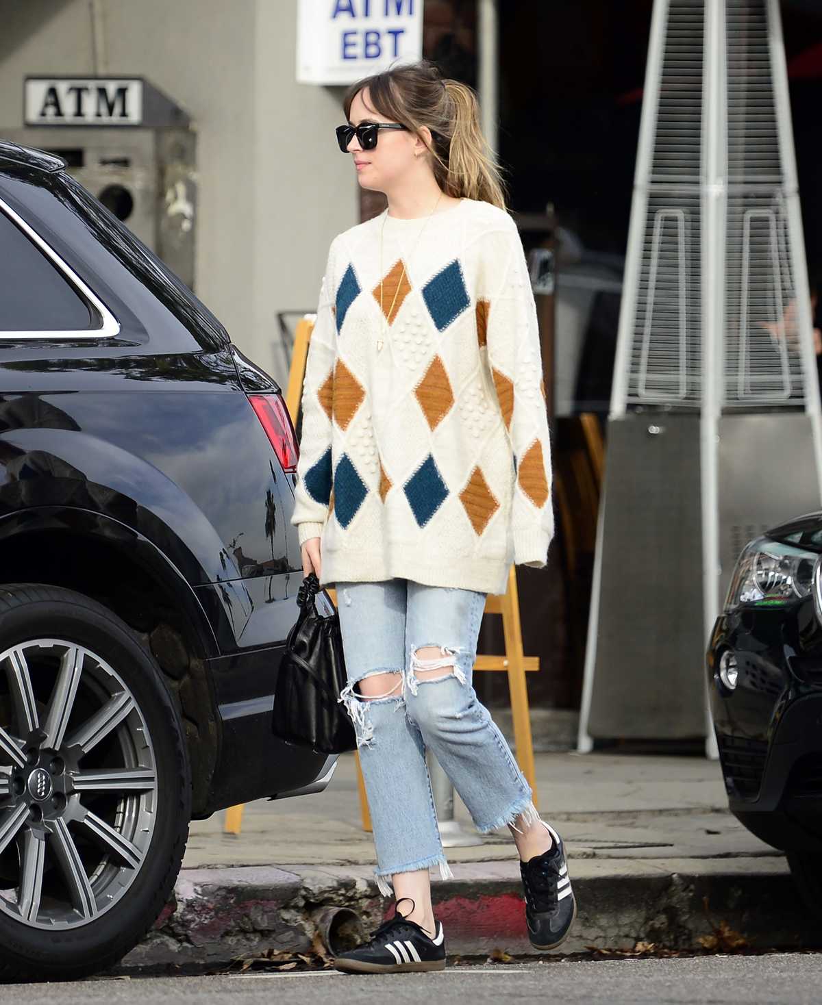Dakota_Johnson_-_In_LA_on_January_172C_2018-02.jpg