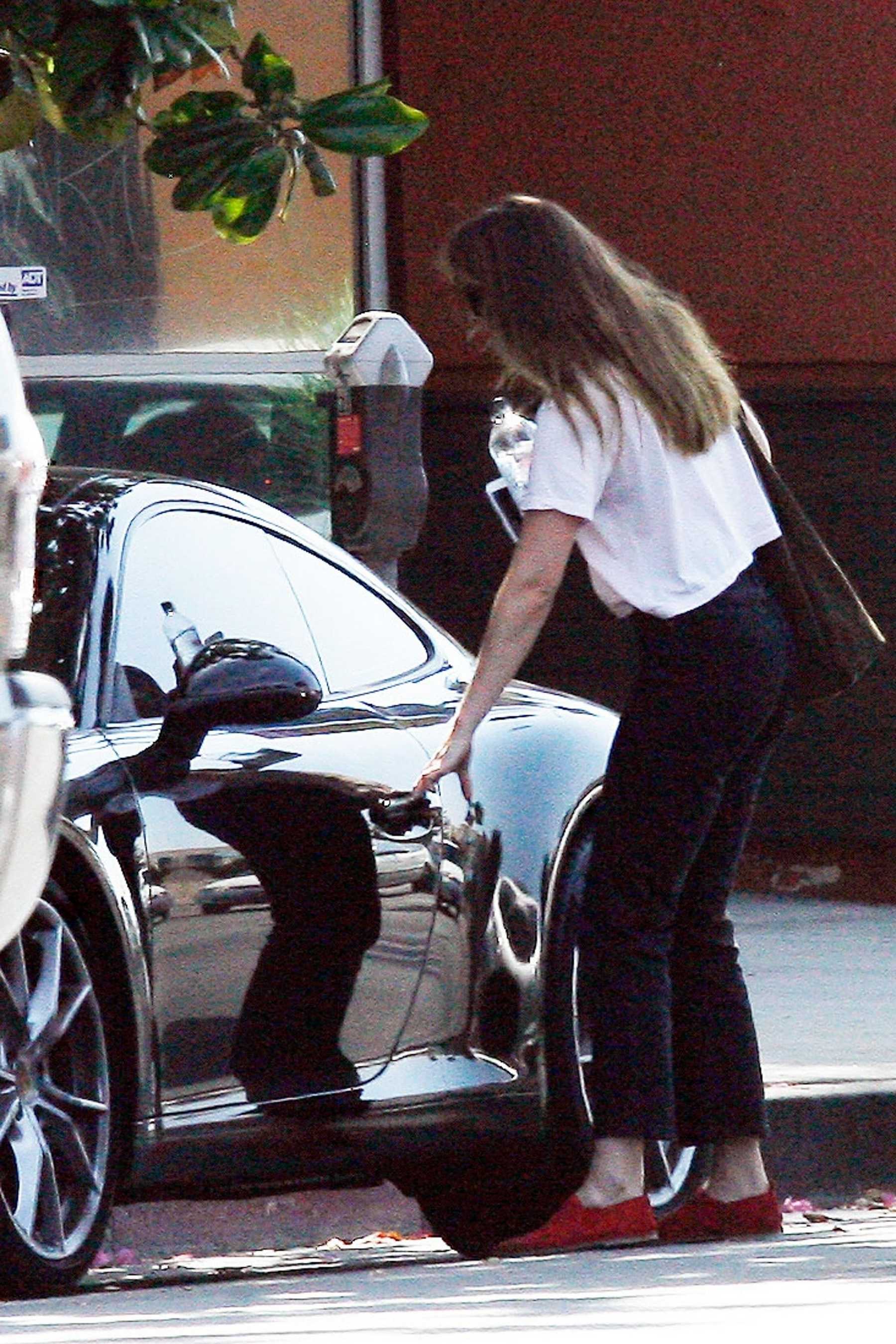Dakota_Johnson_-_In_Los_Angeles_on_August_29-21.jpg Dakota_Johnson_-_In_Los_Angeles_on_August_29-21.jpg