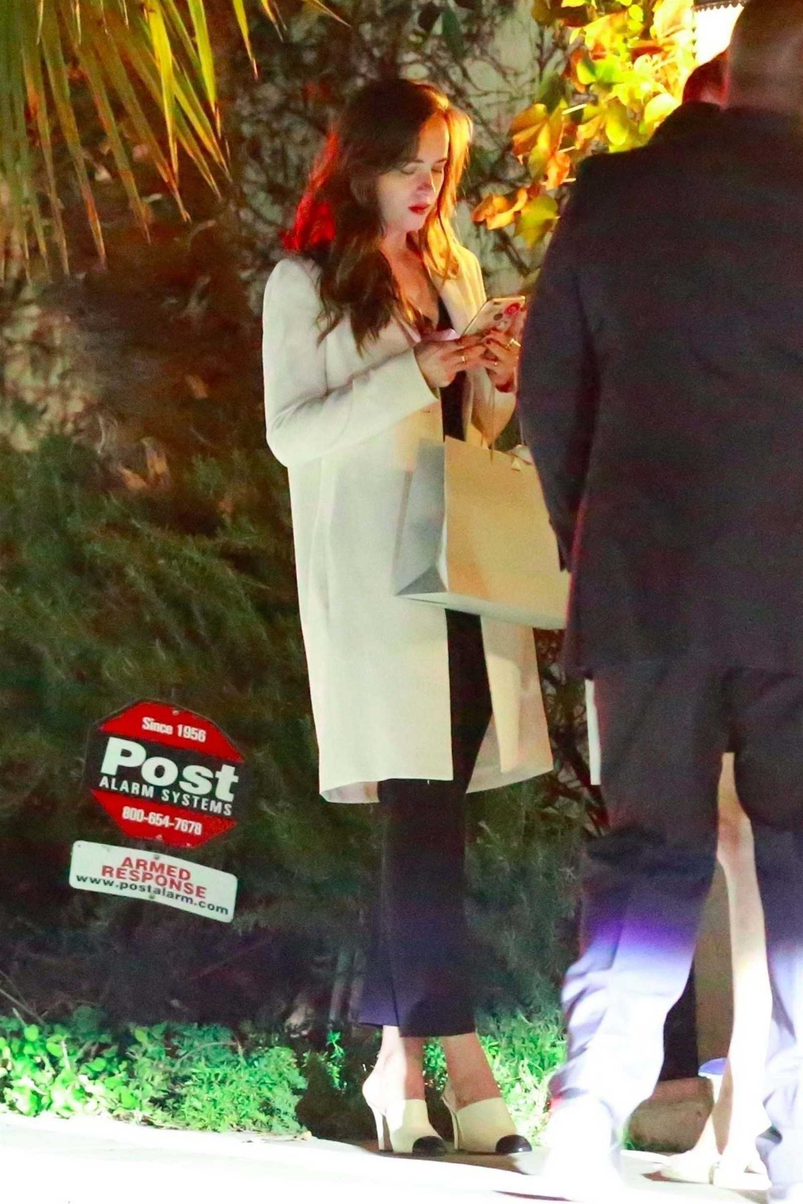 Dakota_Johnson_-_In_Los_Angeles_on_December_3-04.jpg Dakota_Johnson_-_In_Los_Angeles_on_December_3-04.jpg
