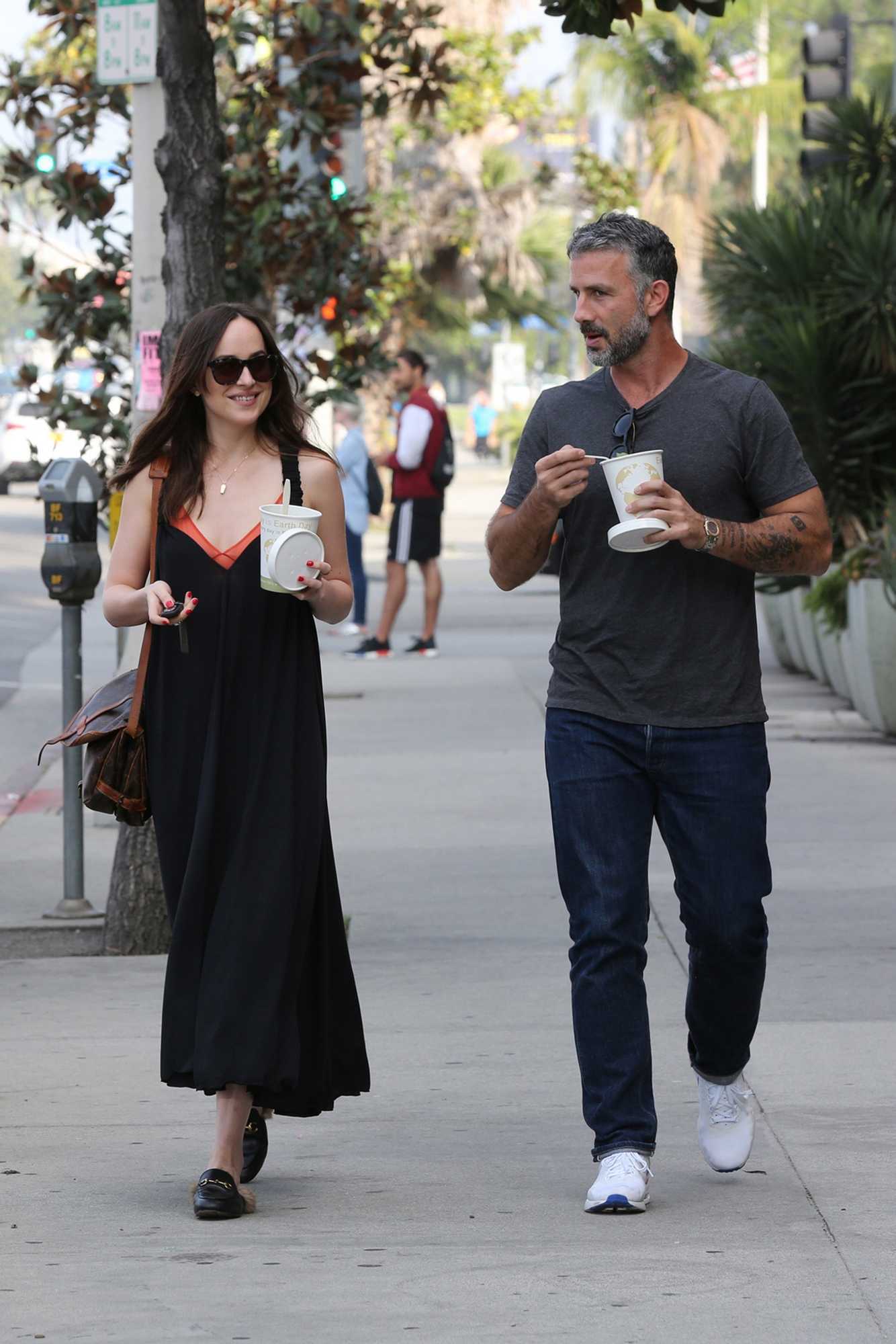 Dakota_Johnson_-_In_Los_Angeles_on_March_19-08.jpg