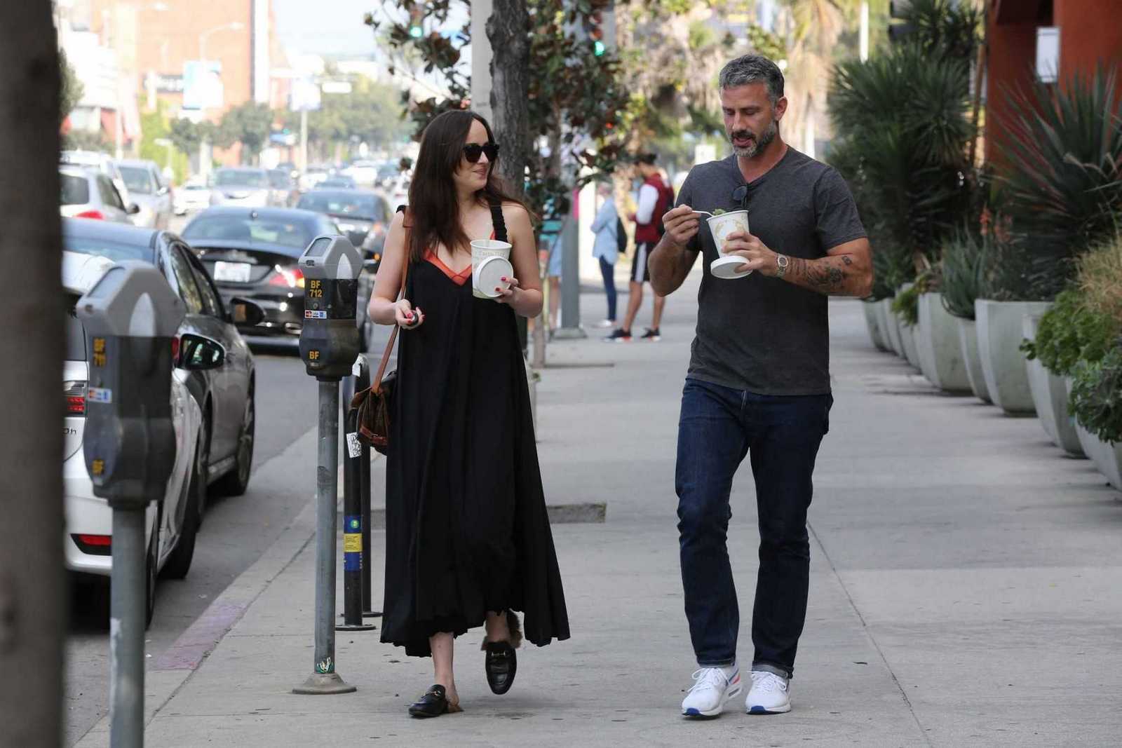 Dakota_Johnson_-_In_Los_Angeles_on_March_19-10.jpg Dakota_Johnson_-_In_Los_Angeles_on_March_19-10.jpg
