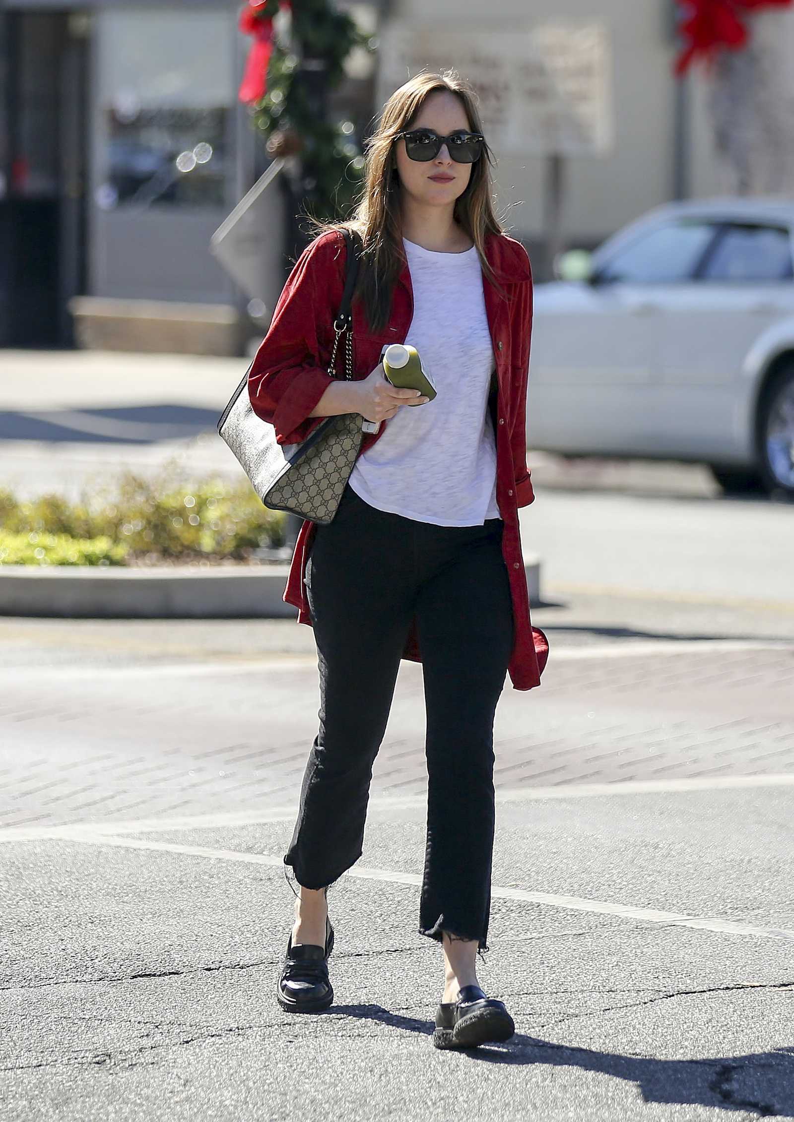 Dakota_Johnson_-_In_Los_Angeles_on_November_8-01.jpg Dakota_Johnson_-_In_Los_Angeles_on_November_8-01.jpg