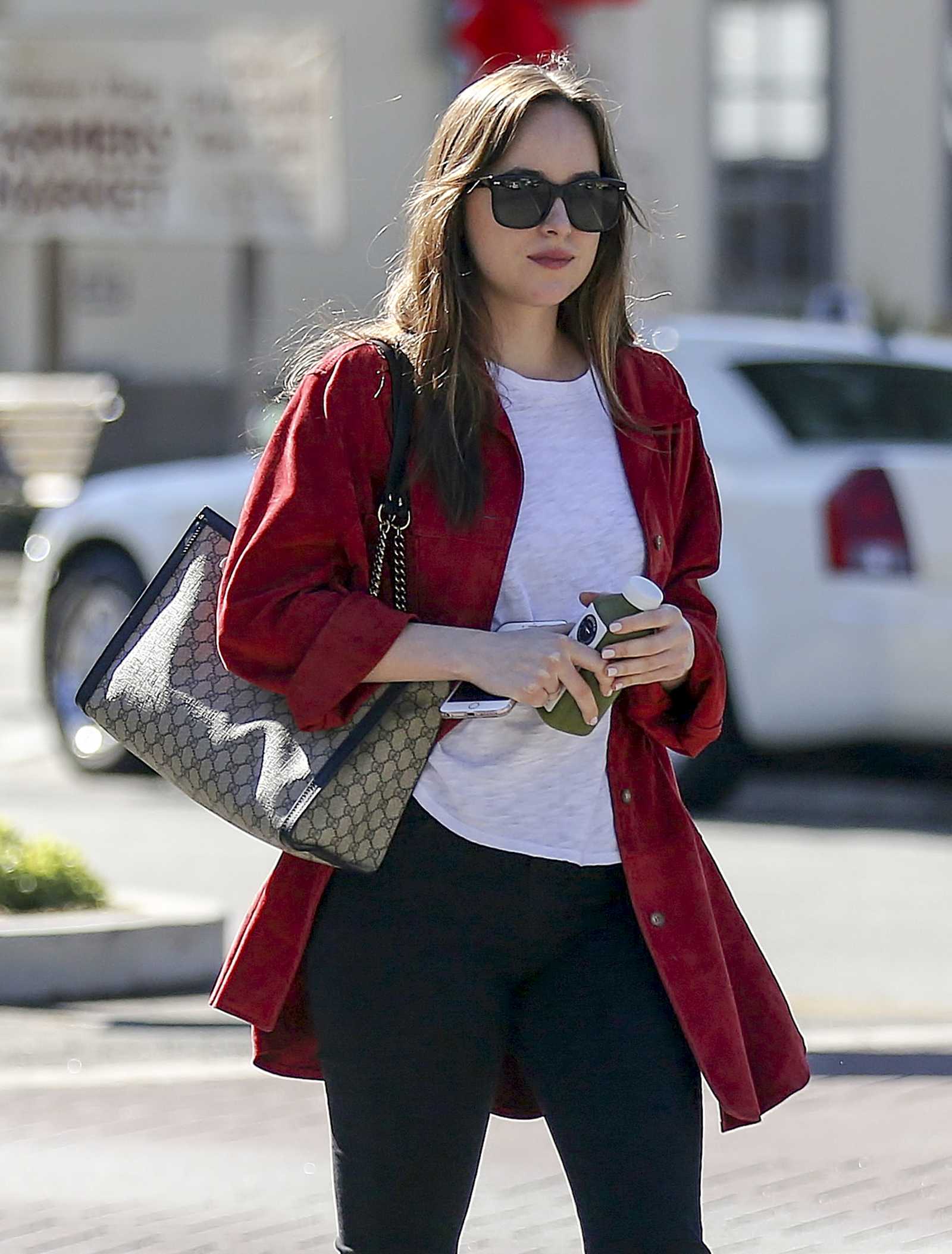Dakota_Johnson_-_In_Los_Angeles_on_November_8-03.jpg Dakota_Johnson_-_In_Los_Angeles_on_November_8-03.jpg